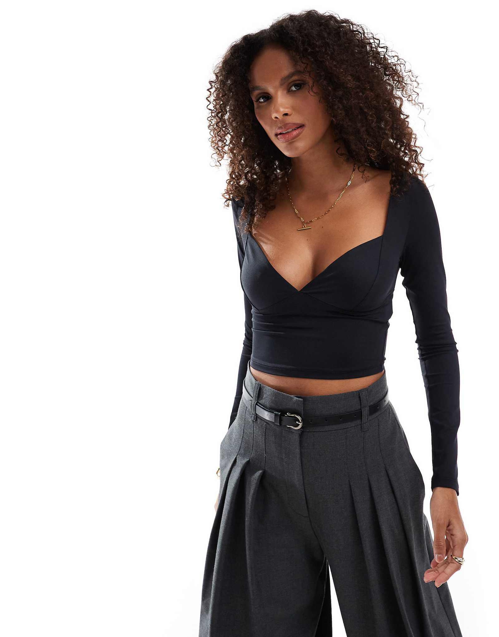 Черный топ с глубоким v-образным вырезом и длинными рукавами от Stradivarius 2590₽