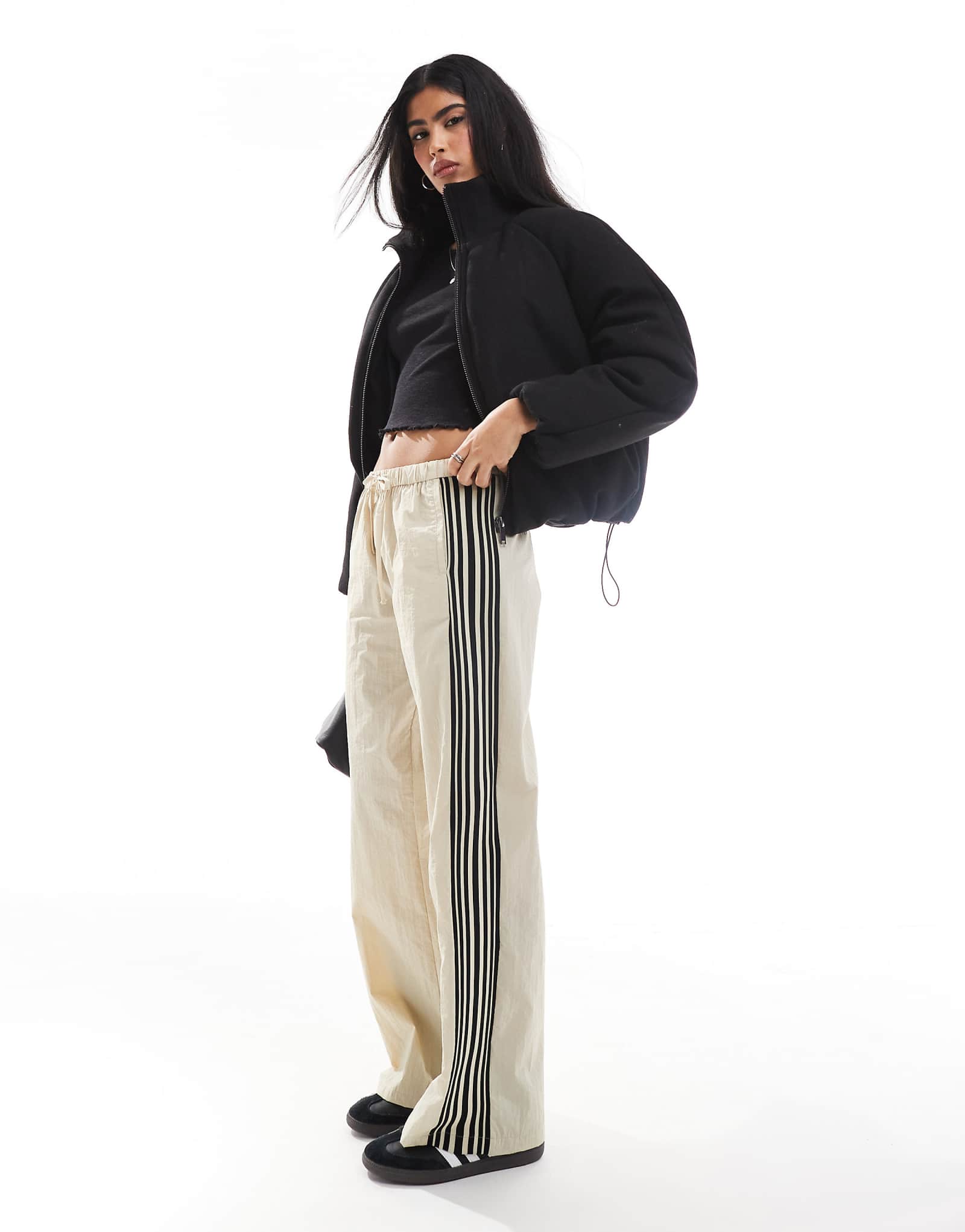 Широкие нейлоновые спортивные брюки в песочную полоску Pull-Bear с боковой полосой 7890₽