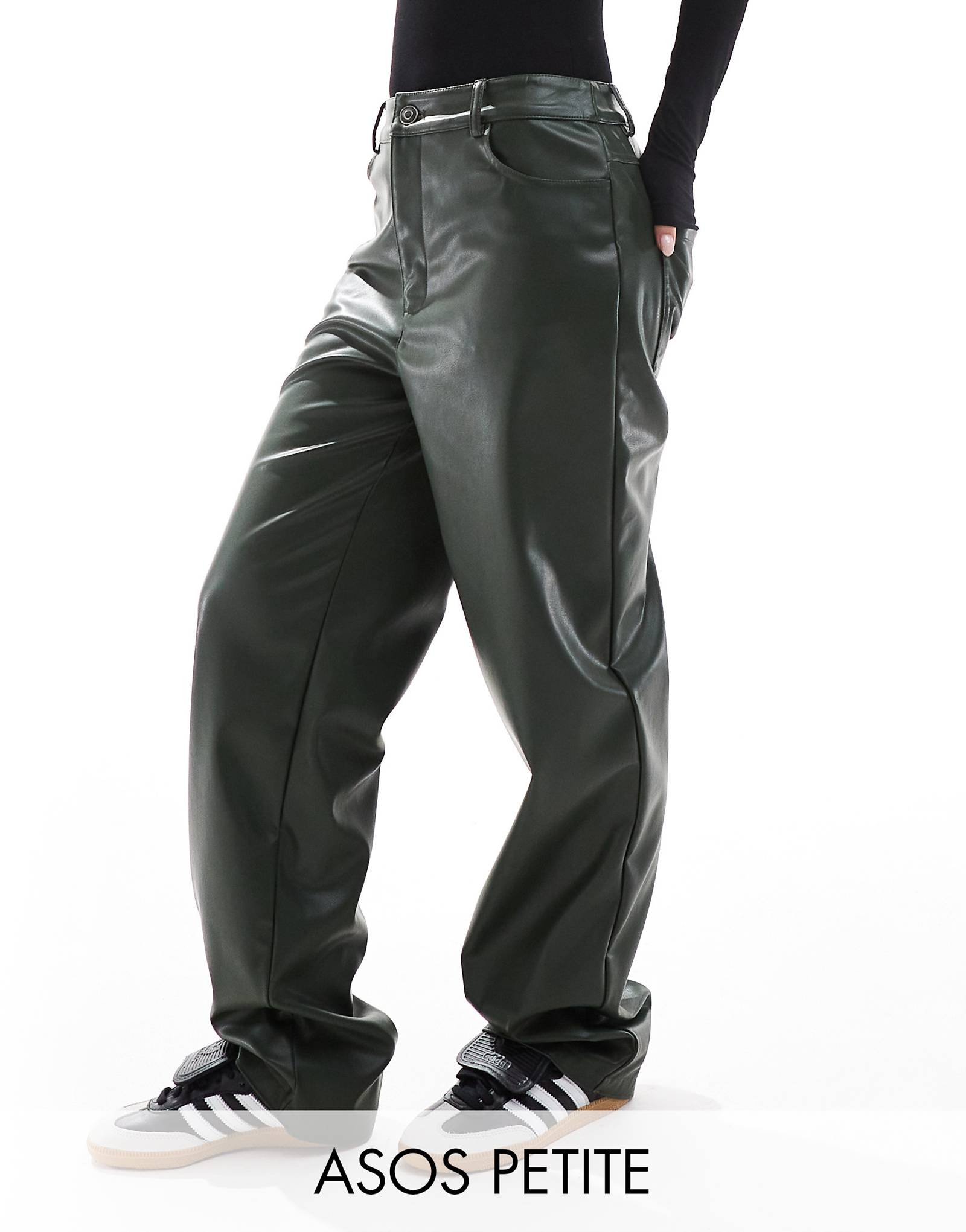 ДИЗАЙНЕРСКИЕ брюки прямого кроя из искусственной кожи ASOS DESIGN Petite зеленого цвета 3890₽