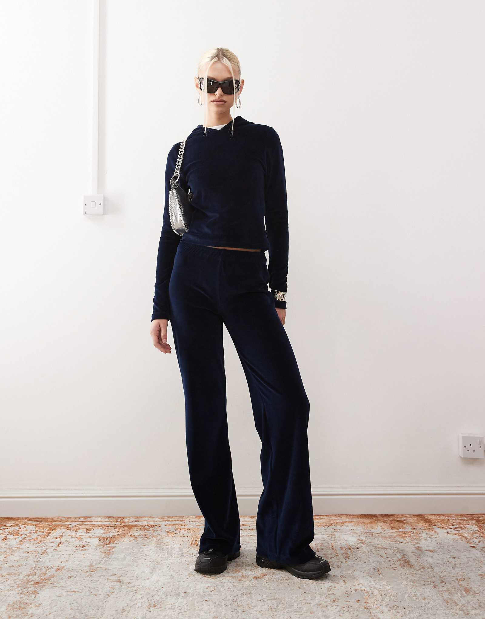 Темно-синие велюровые брюки средней посадки COLLUSION - часть комплекта 6590₽