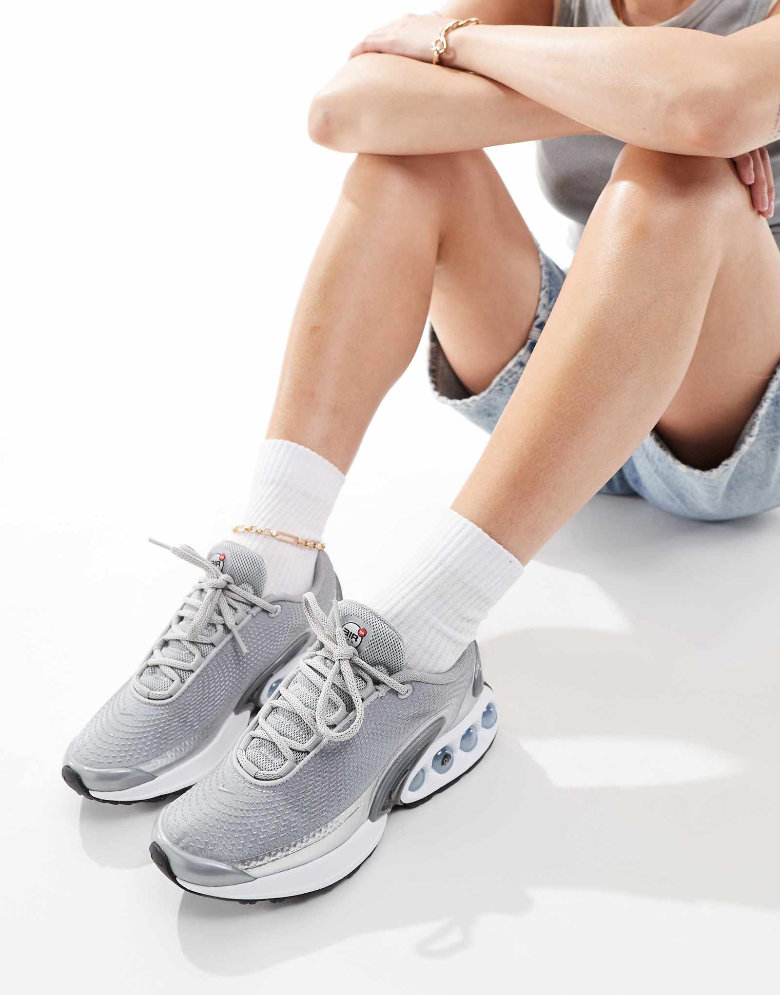 Кроссовки Nike Air Max DN серебристого цвета 25990₽