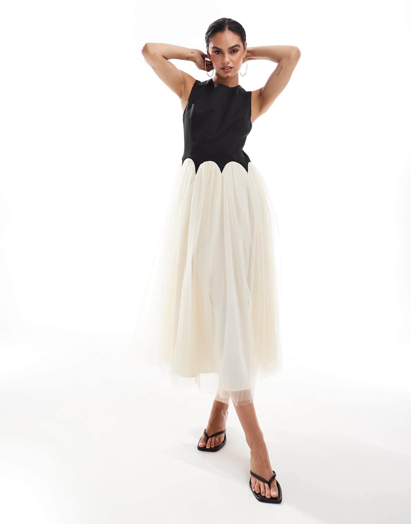 Никогда не одевавшееся полностью макси-платье с заниженным подолом черного и кремового цветов 21190₽