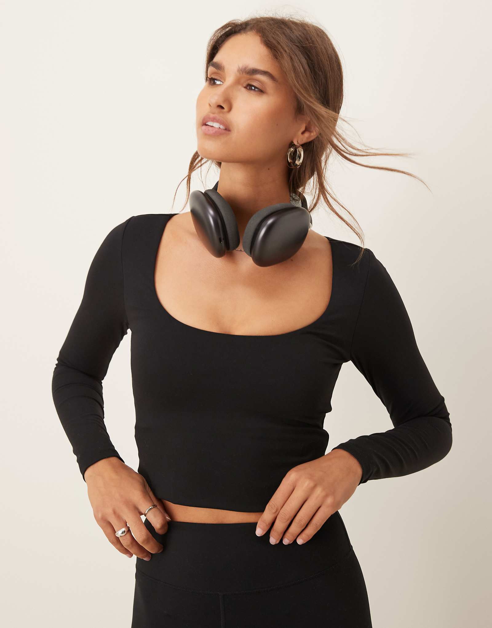 Черный топ с круглым вырезом и длинными рукавами TALA DayFlex черного цвета 12090₽