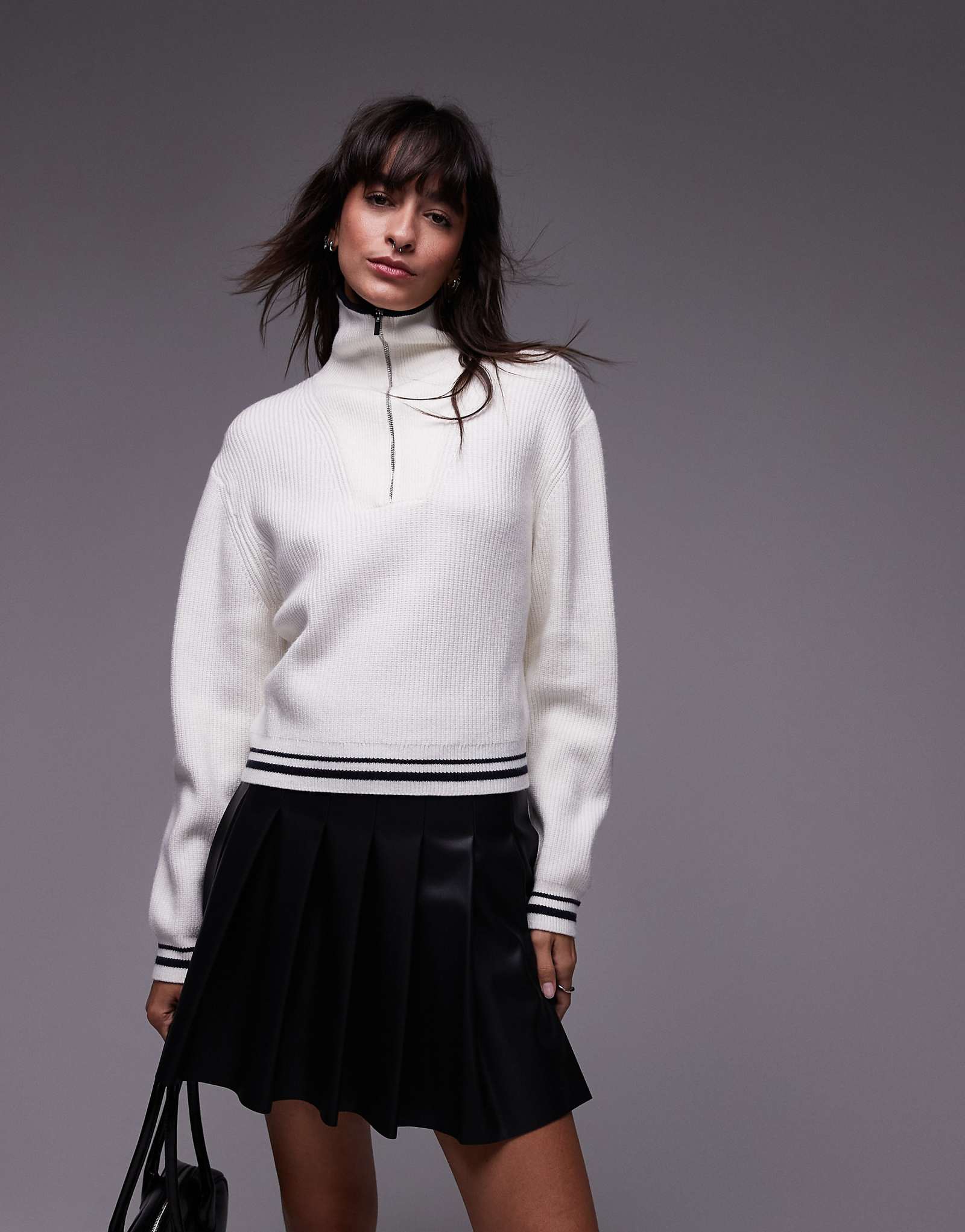 Белый свитер Mango с застежкой-молнией до половины длины 8690₽