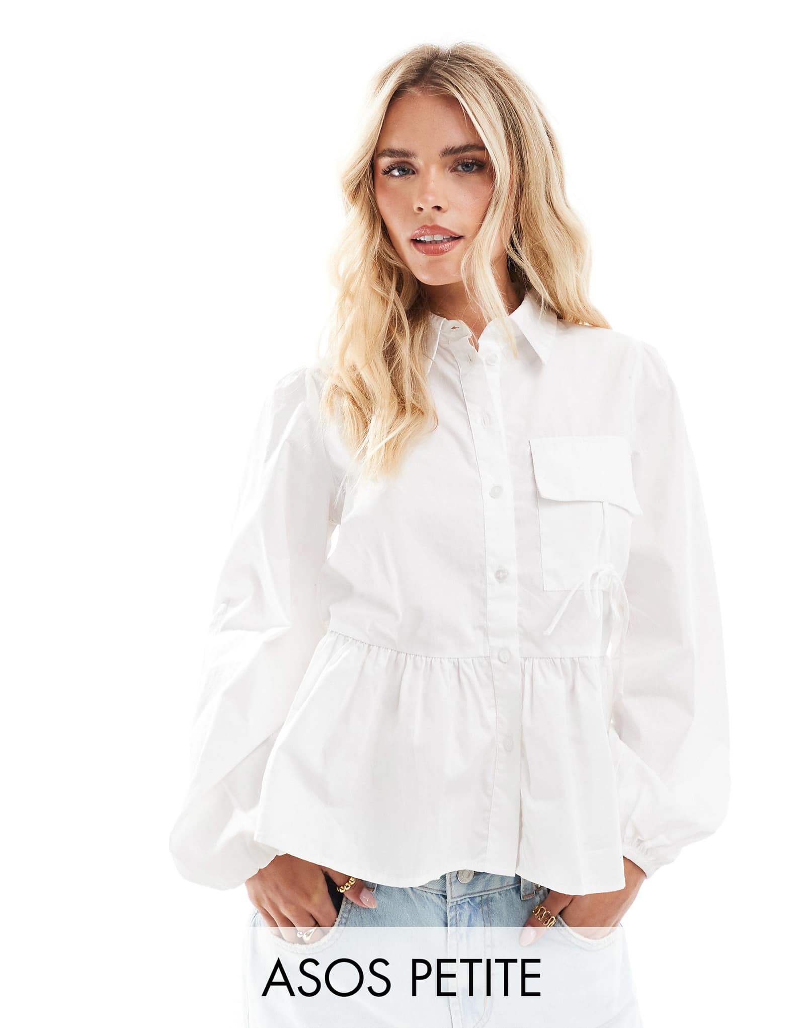 ДИЗАЙНЕРСКАЯ миниатюрная рубашка с баской из хлопчатобумажного поплина ASOS DESIGN белого цвета с кармашком для галстука 7490₽