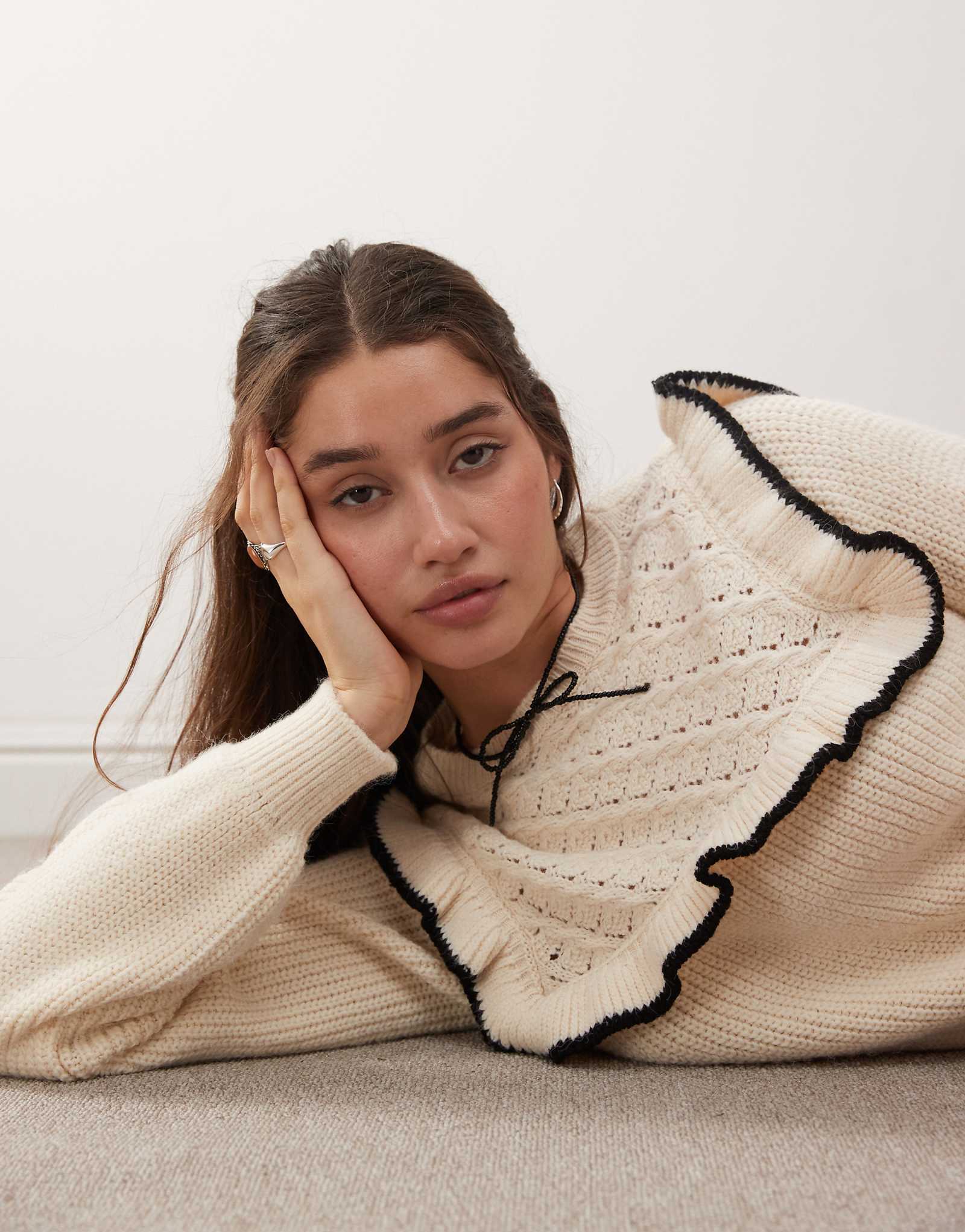 Свитер Miss Selfridge с оборками кремового цвета 9790₽