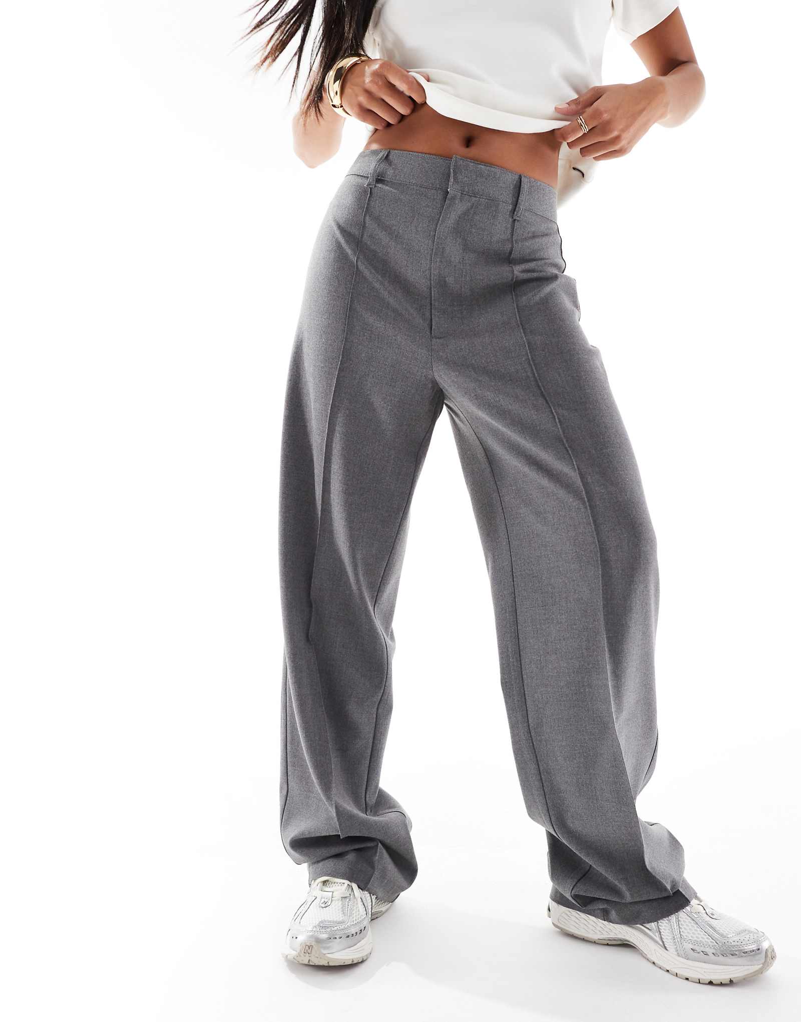 Приталенные брюки прямого кроя Pull-Bear Petite серого цвета со швом спереди 8090₽