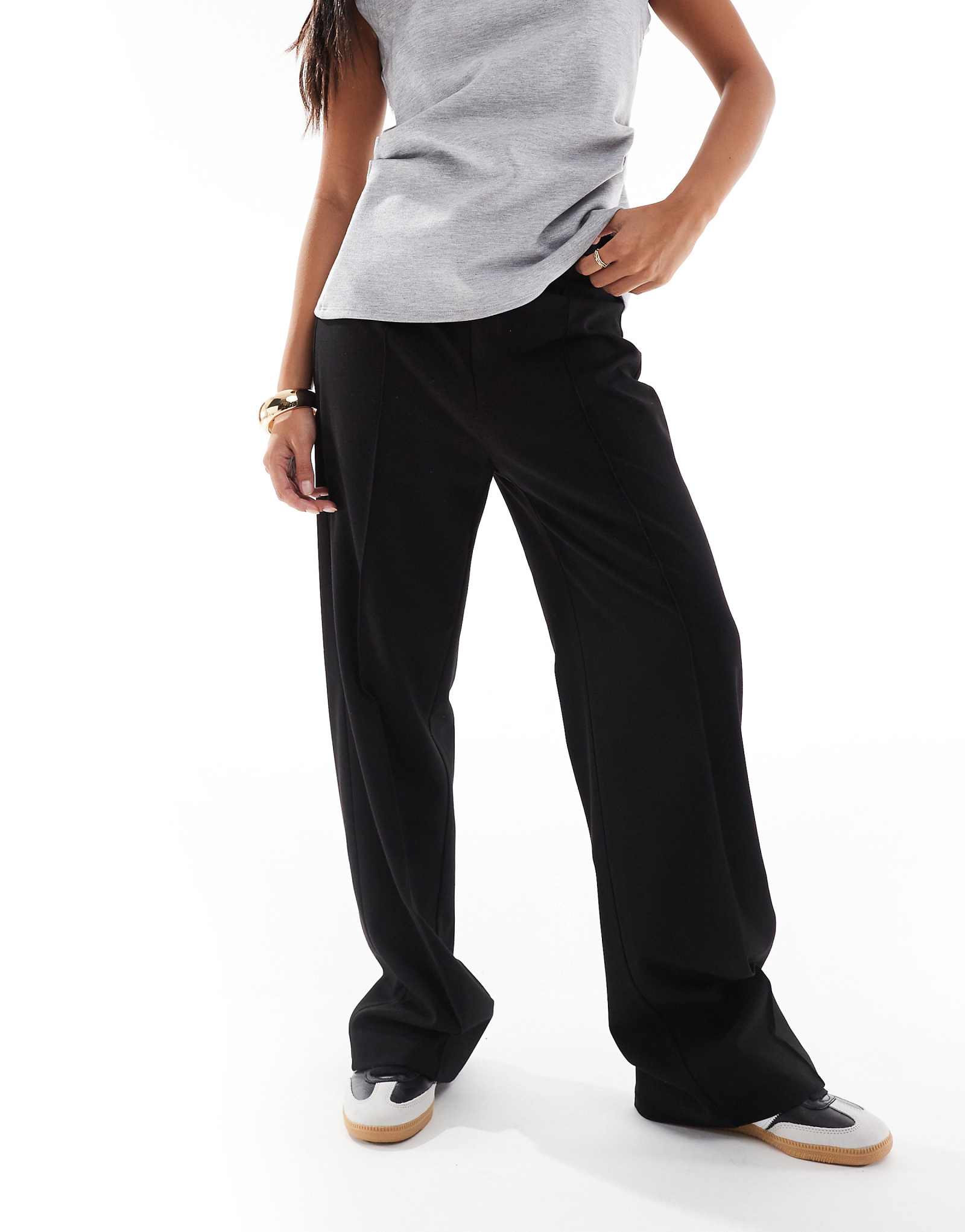 Приталенные брюки прямого кроя Pull-Bear Petite черного цвета со швом спереди