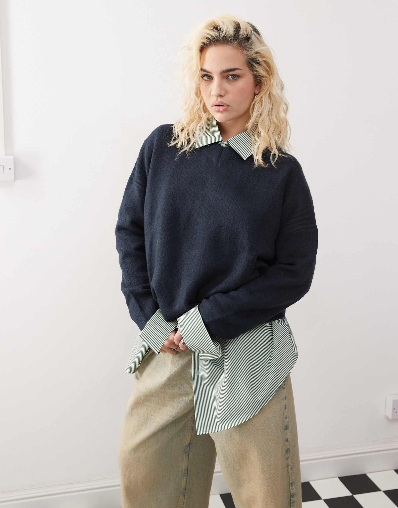 Свитер COLLUSION с v-образным вырезом в рубчик темно-синего цвета 4090₽