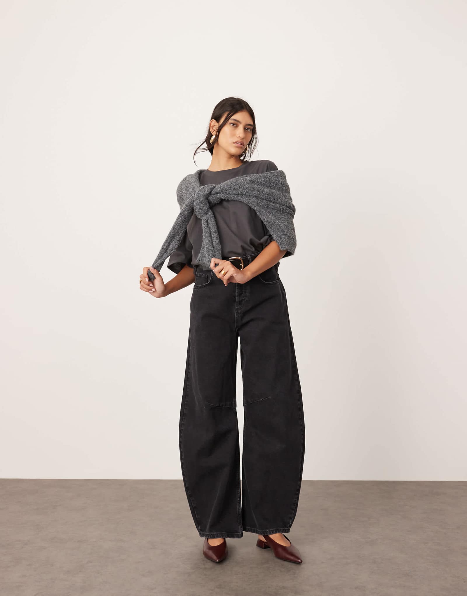 Джинсы-бочкообразки с завышенной талией ASOS EDITION Sydney denim черного цвета застиранные 11590₽