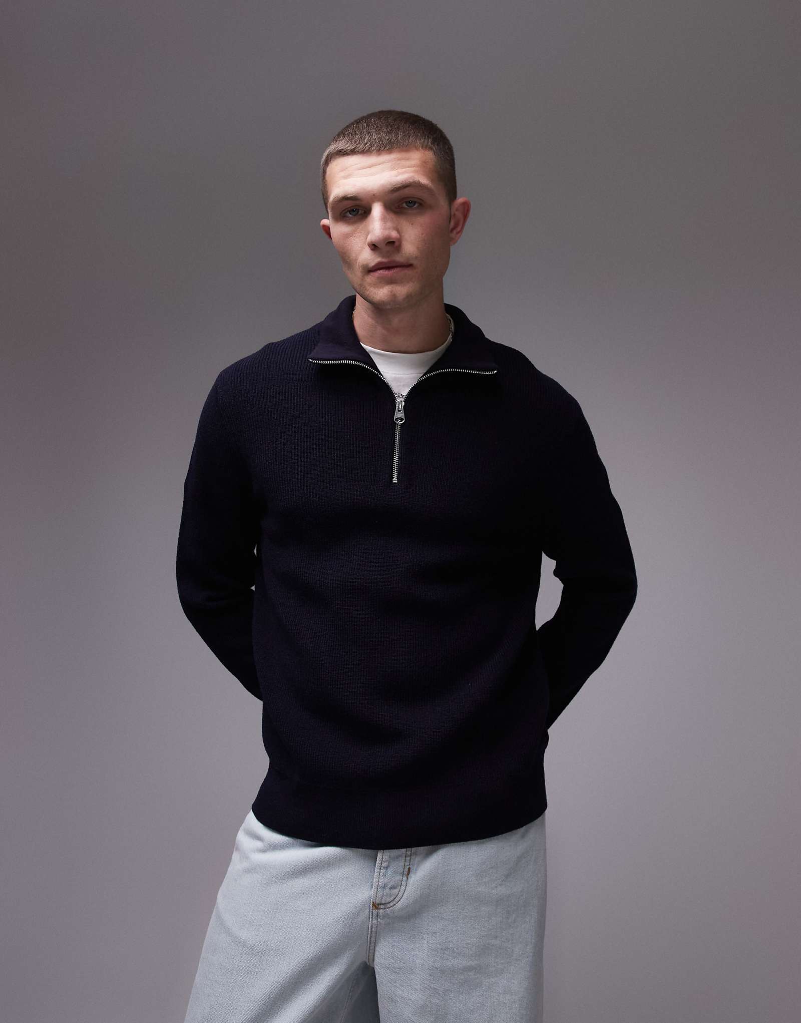 Плотный свитер в рубчик из смеси шерсти ARKET с воронкообразным вырезом на молнии синего цвета 17890₽