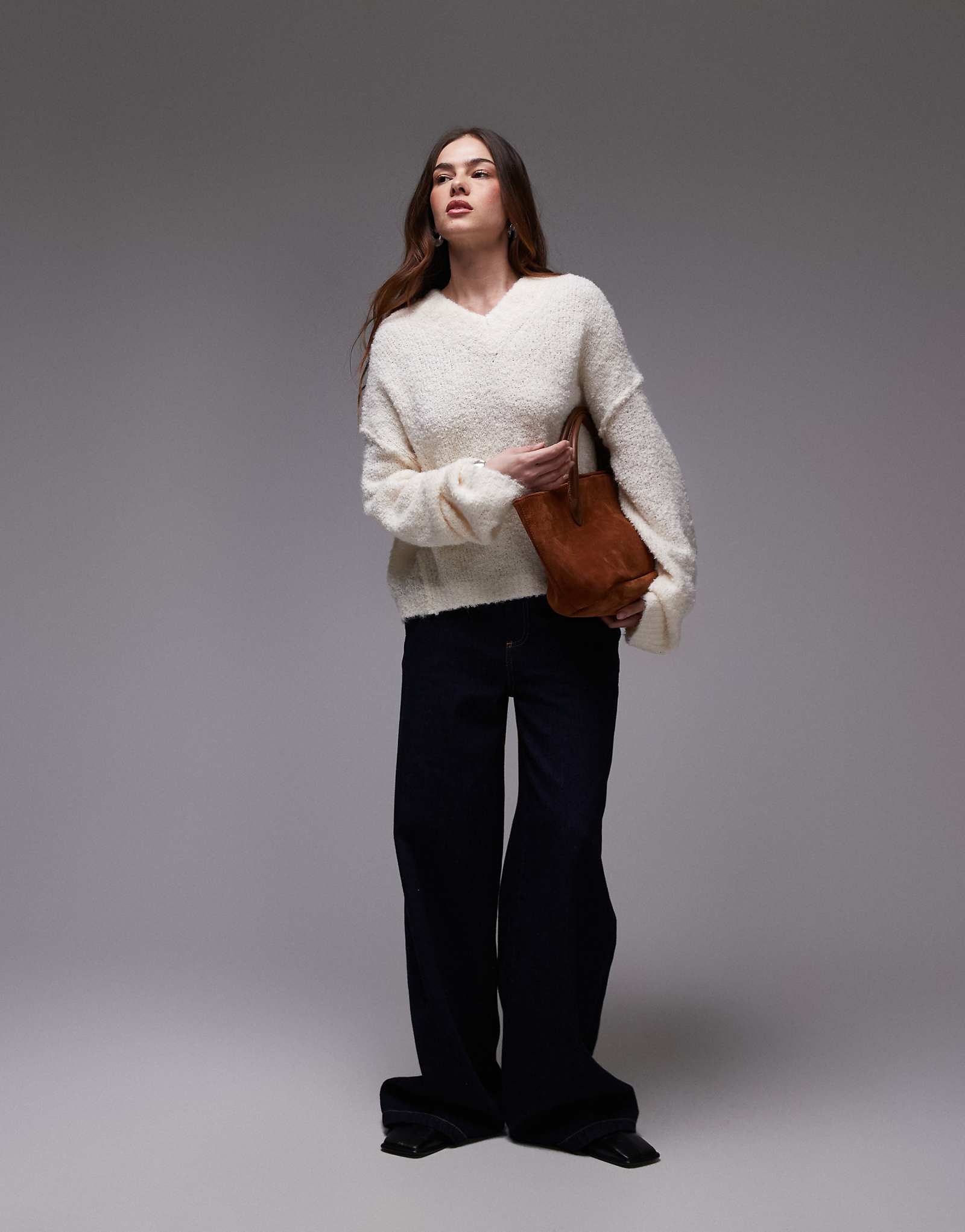 Вязаный свитер из букле с высоким v-образным вырезом от Topshop кремового цвета 4190₽