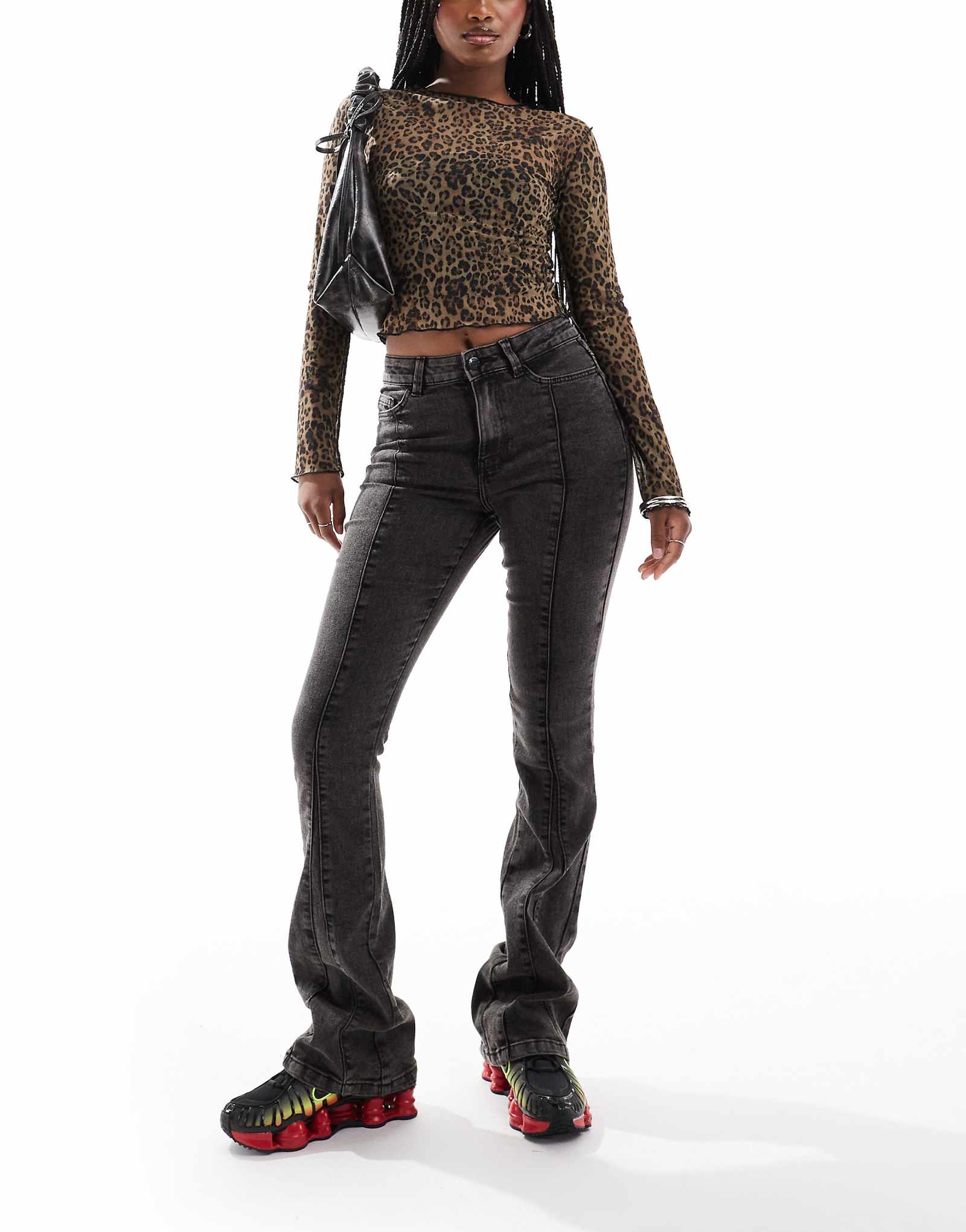 Джинсы-клеш Noisy May черного цвета застиранные по переднему шву 10590₽