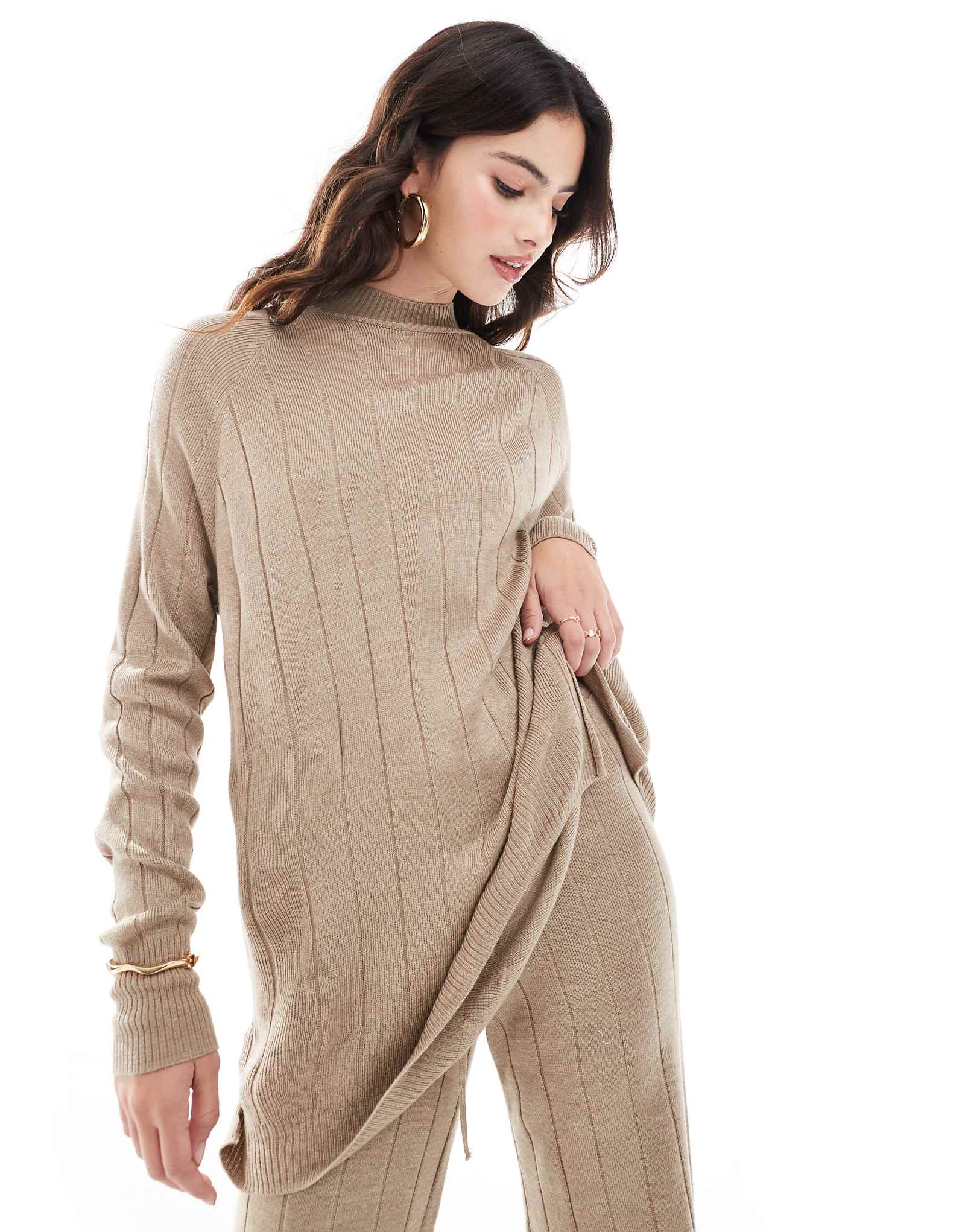 Легкий вязаный свитер песочного цвета ONLY с высоким воротом - часть комплекта 4490₽