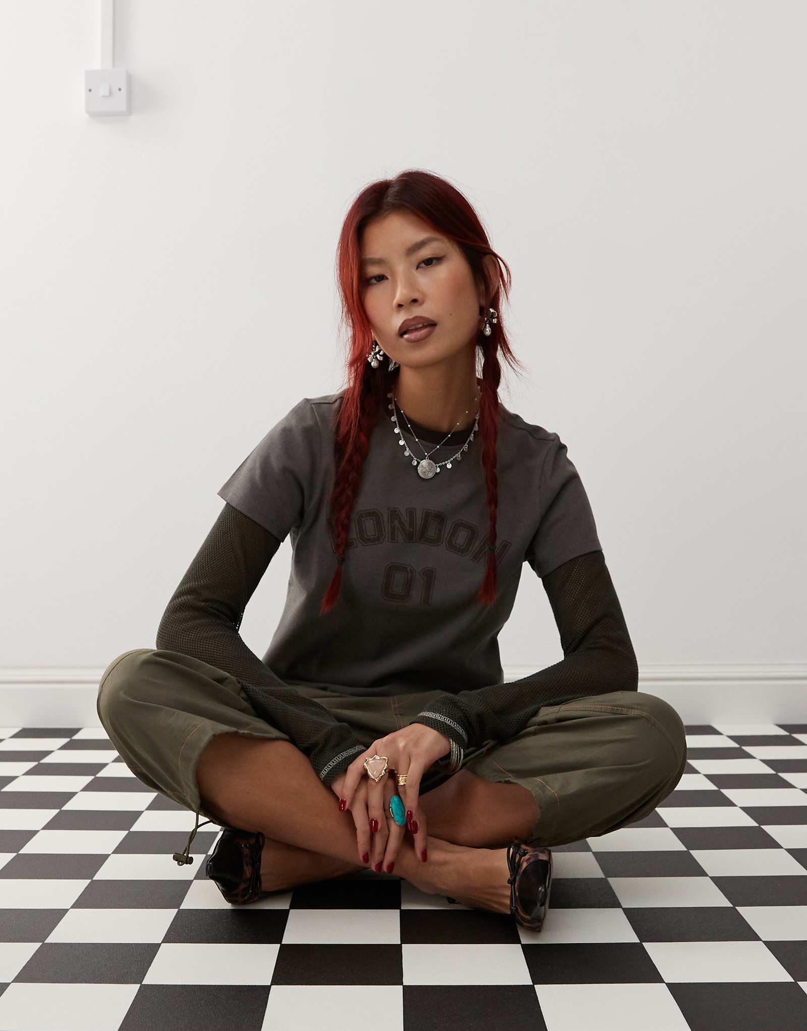 Футболка с лозунгом Motel sakha london темно-серого цвета 4290₽