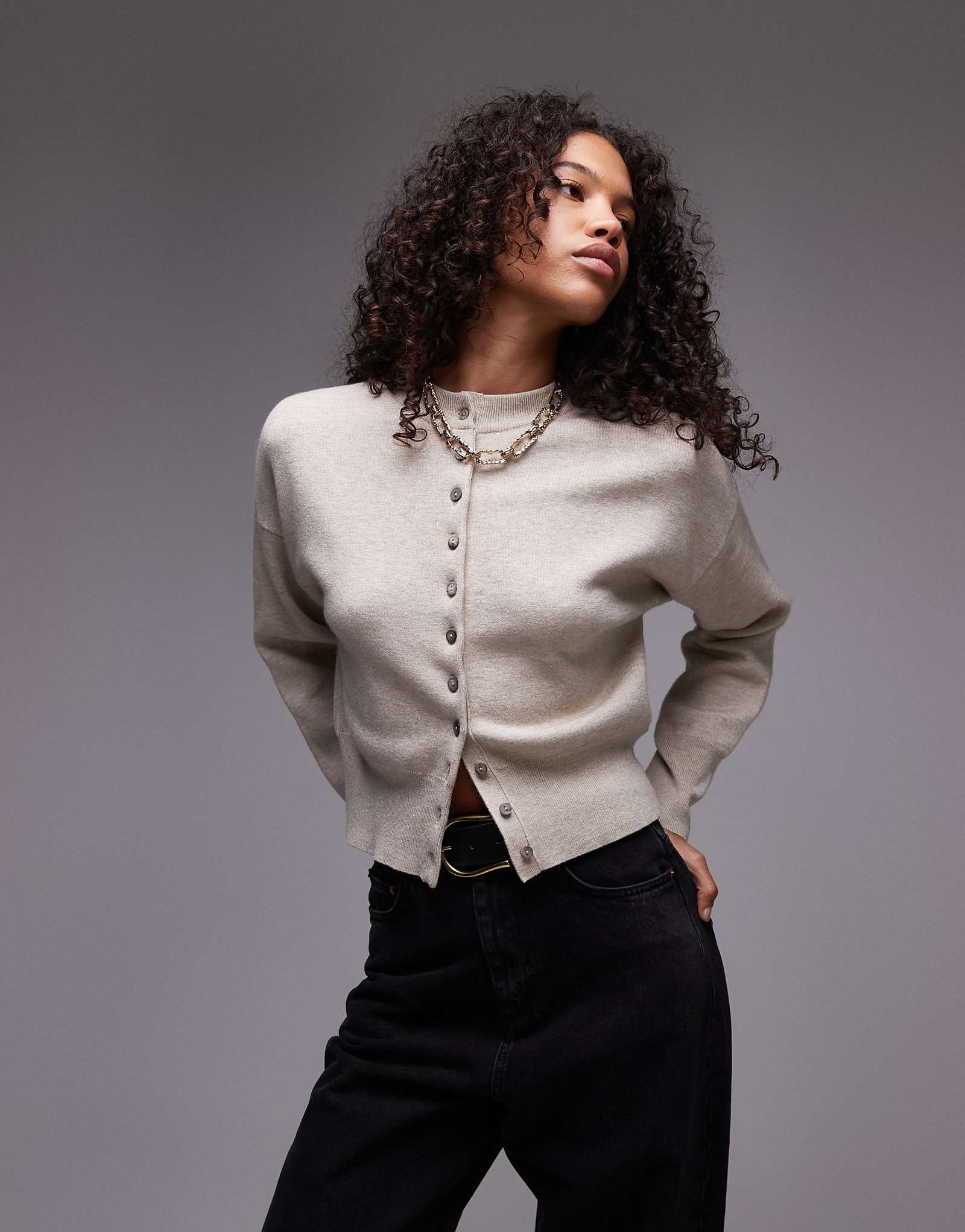 Вязаный компактный кардиган с приталенной талией от Topshop из овса 13690₽