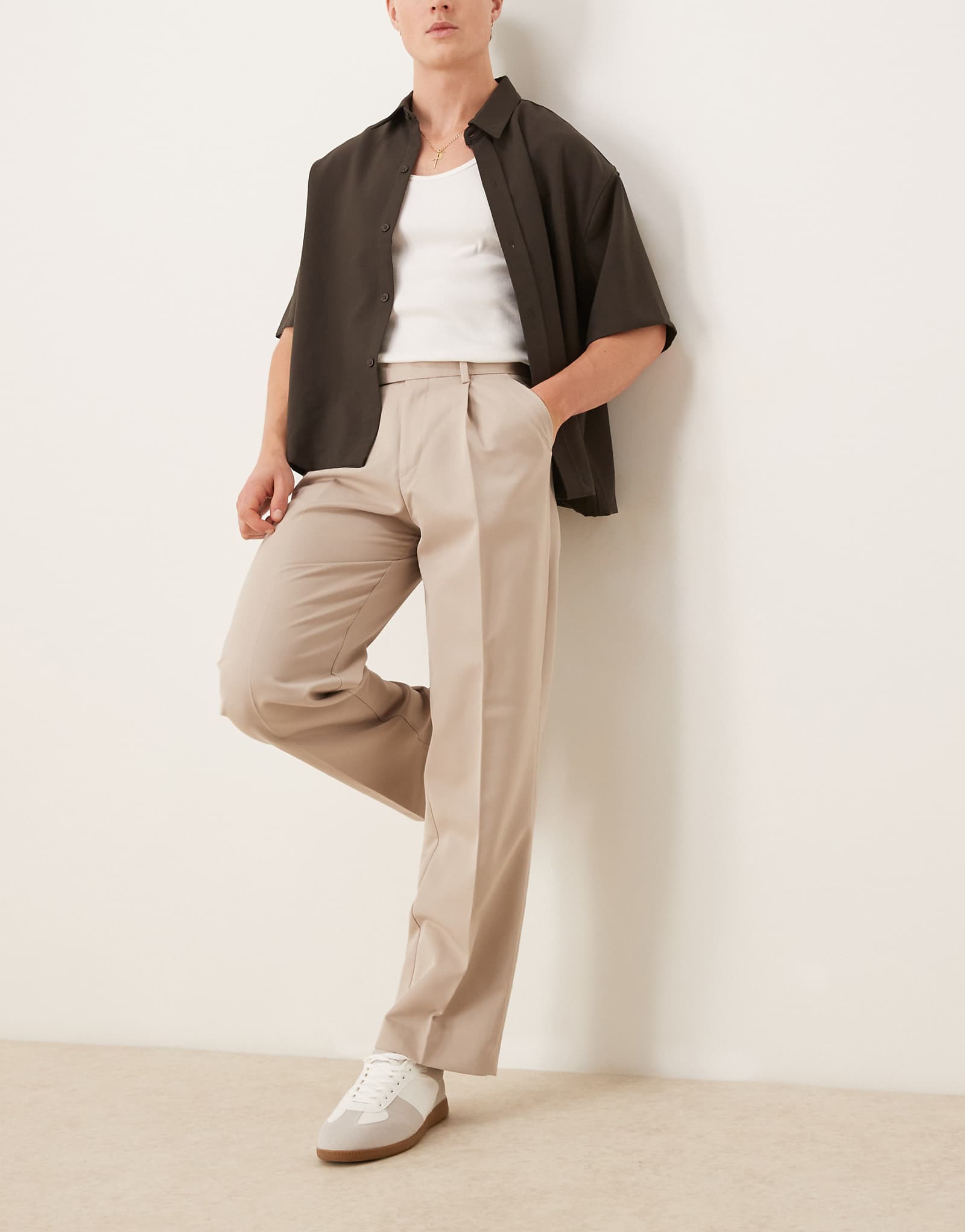 Широкие брюки ASOS DESIGN со складками спереди 10090₽