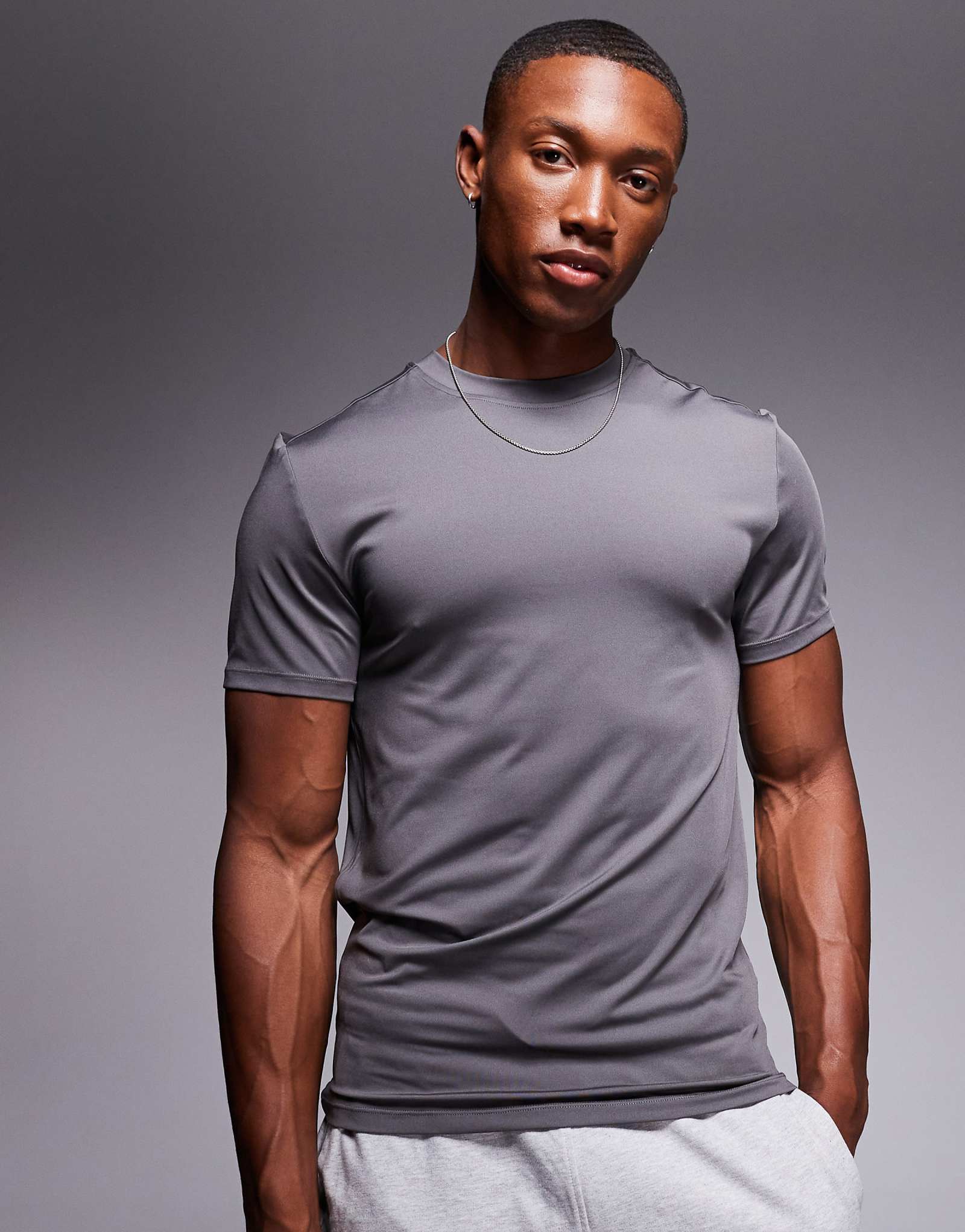 Быстросохнущая тренировочная футболка ASOS 4505 Icon muscle fit из оружейного металла 3190₽