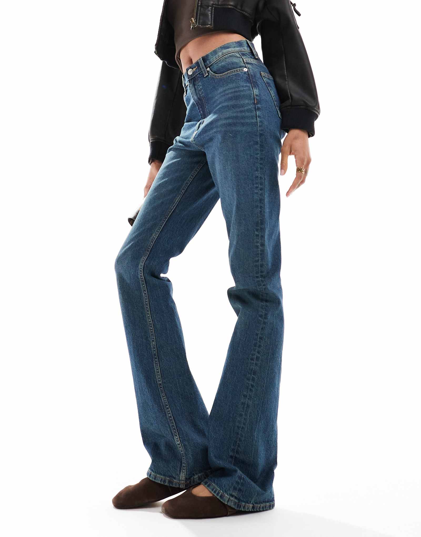 Высокие расклешенные джинсы средней посадки темно-синего цвета от ASOS DESIGN 5790₽