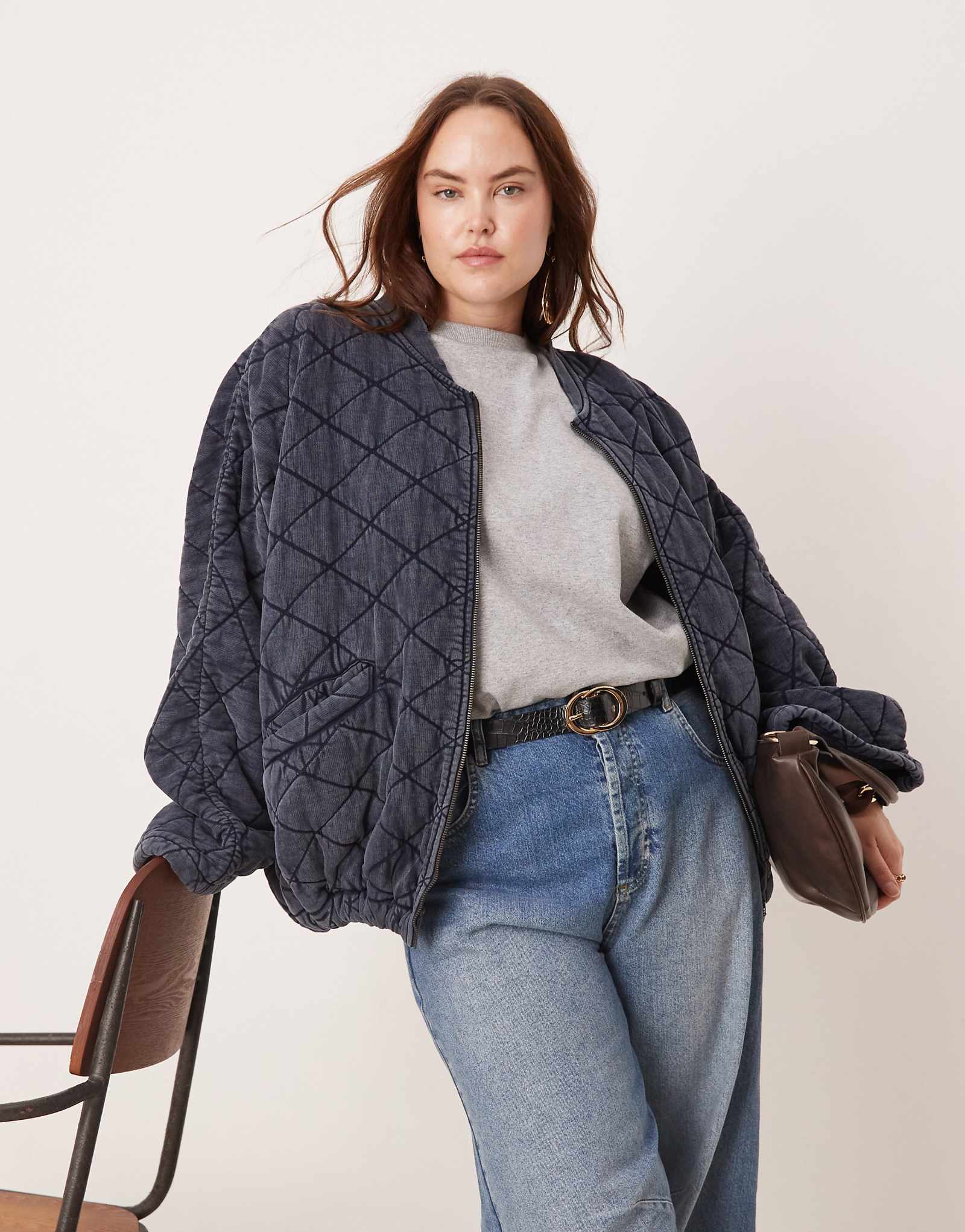 Стеганая куртка на молнии из трикотажа ASOS EDITION Curve серого цвета с кислотной стиркой 27390₽