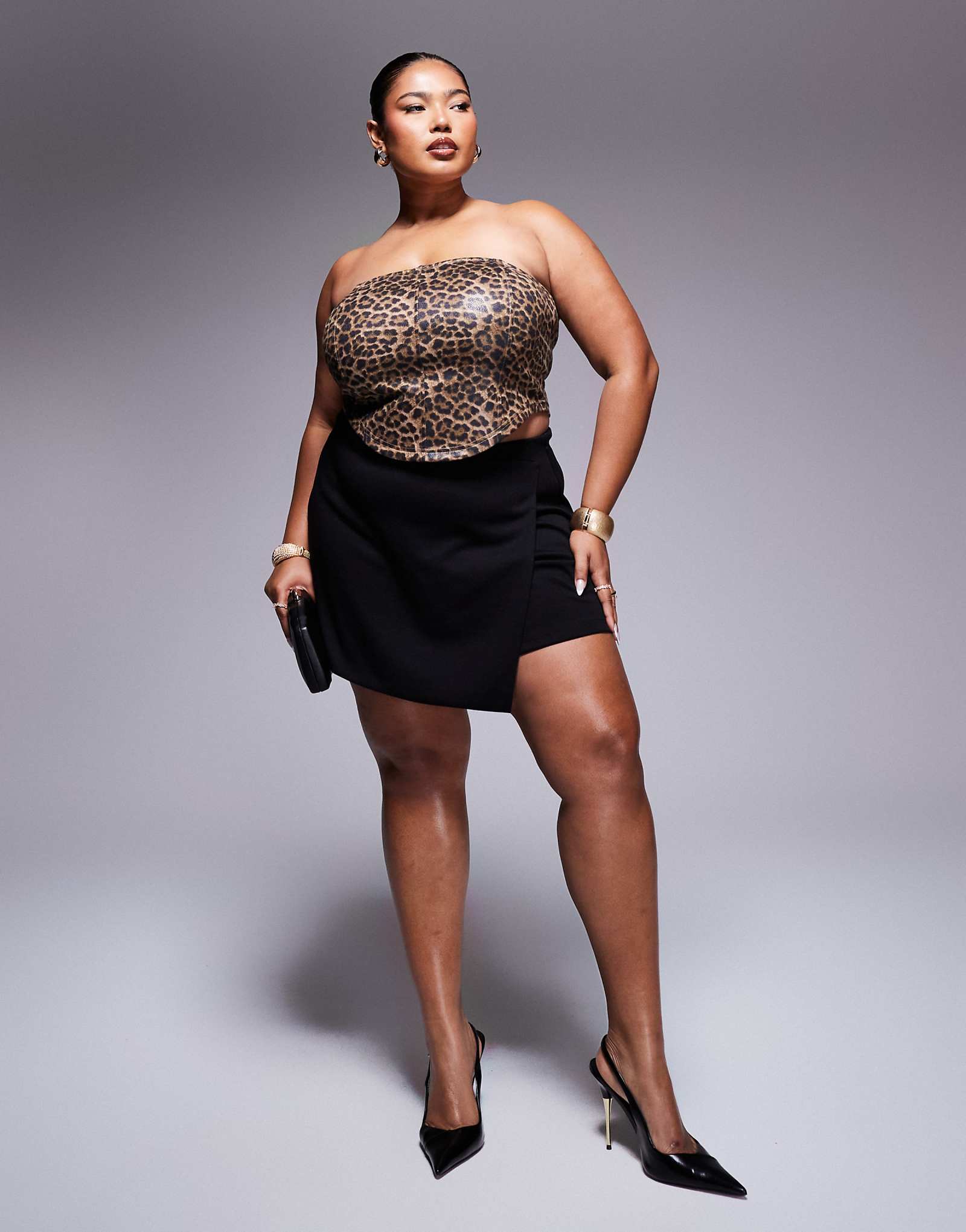 МОДЕЛЬ ASOS DESIGN с округлым вырезом горловины выполненная в черном цвете 5690₽