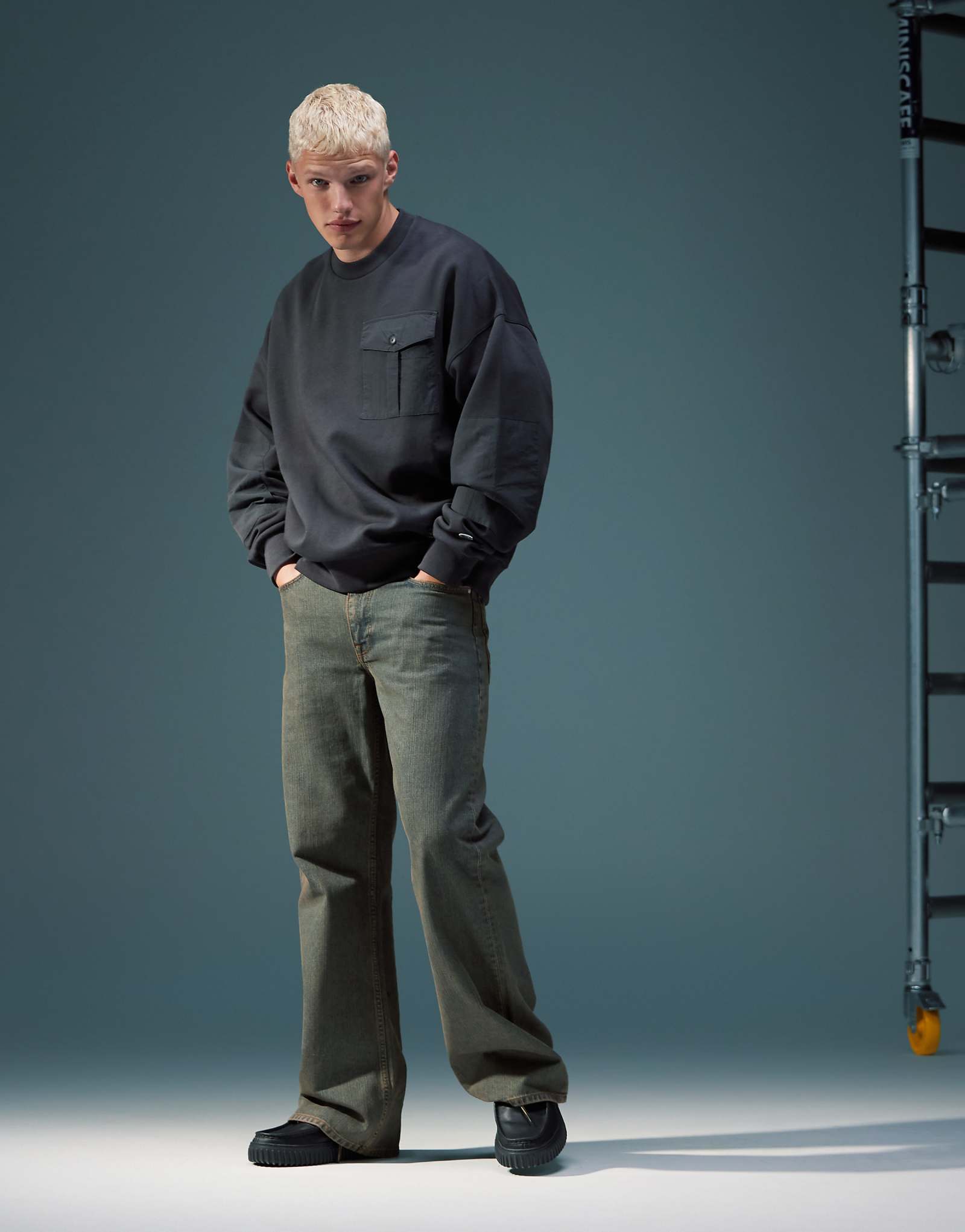 ДИЗАЙНЕРСКИЕ широкие джинсы-клеш ASOS в легкой стирке с оттенком 6190₽