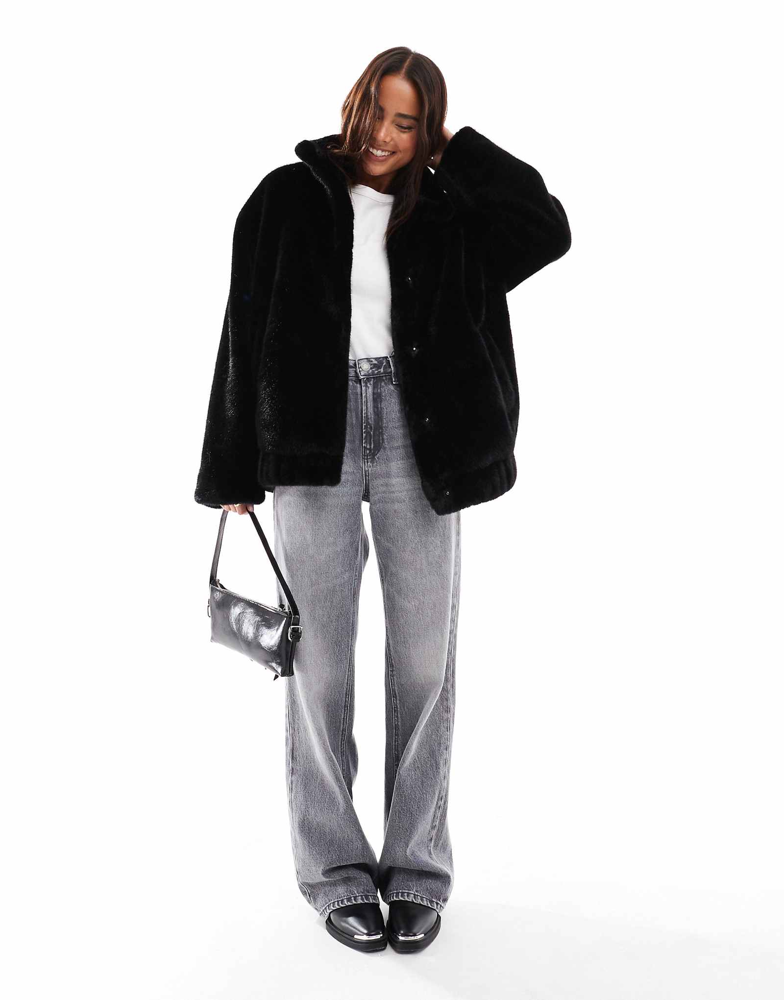 Черная куртка-бомбер оверсайз из искусственного меха Miss Selfridge черного цвета 15390₽