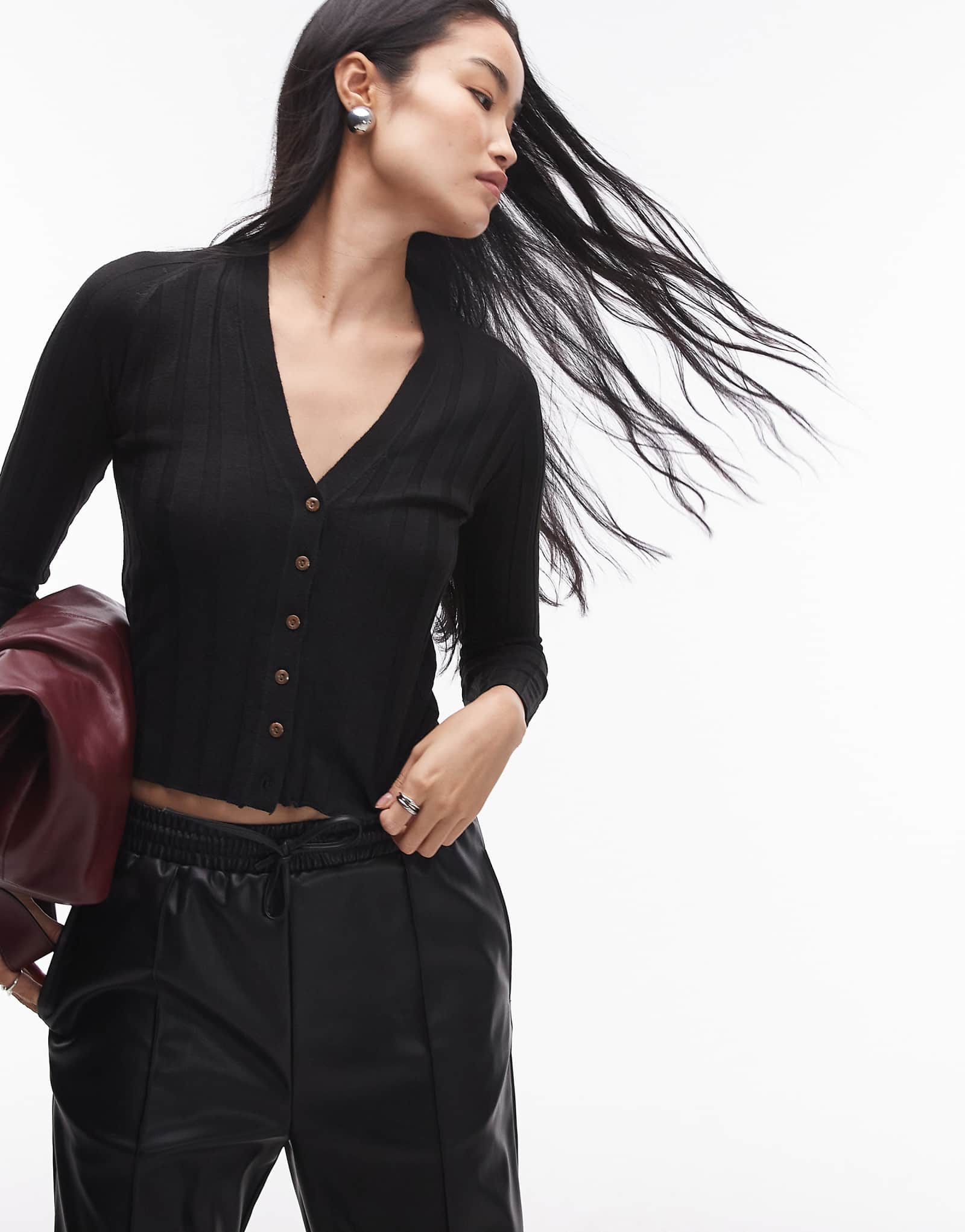 Черный кардиган на пуговицах в рубчик цвета манго в рубчик 8090₽