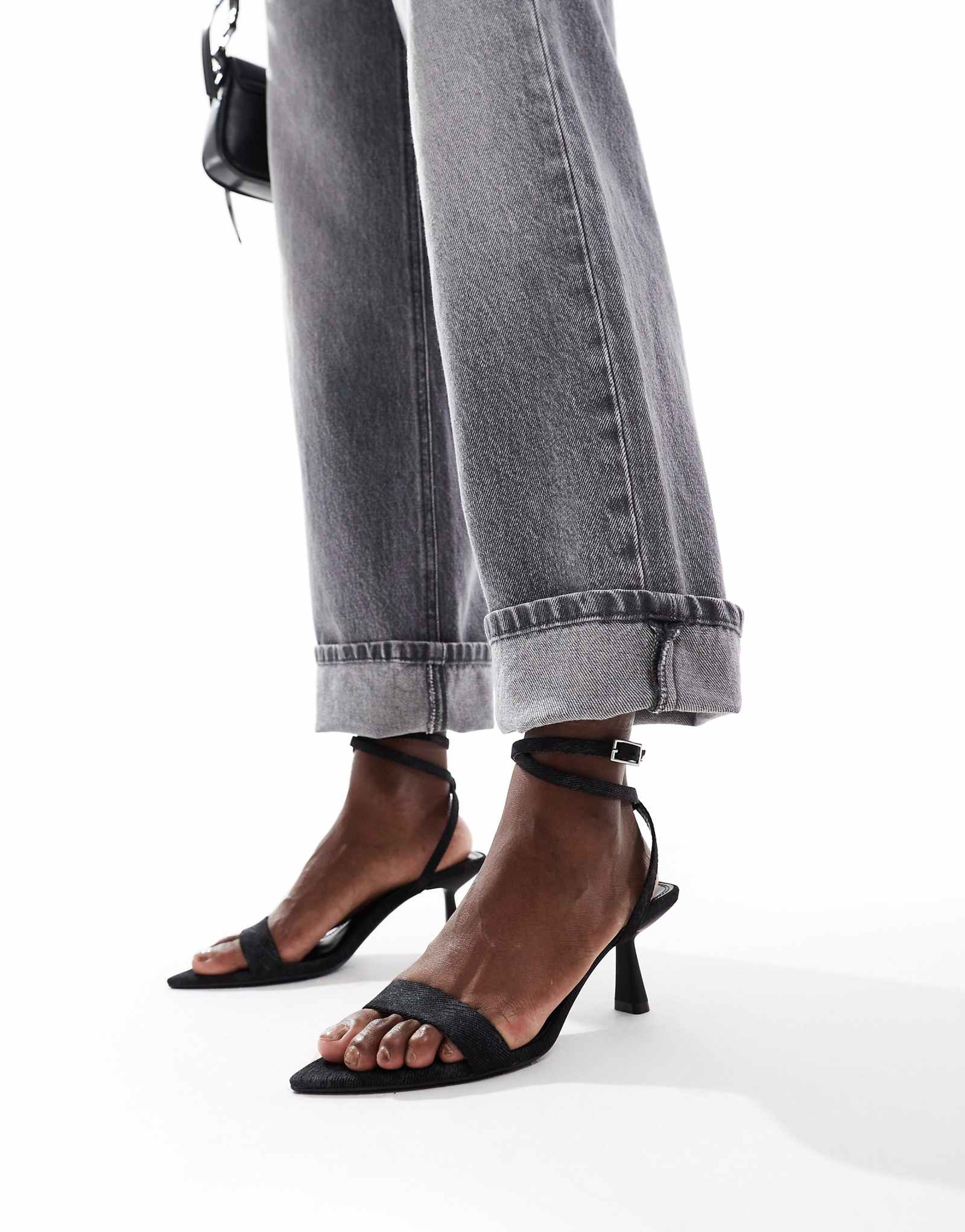 Черные босоножки на тонком каблуке Bershka с ремешками в виде котенка 6390₽