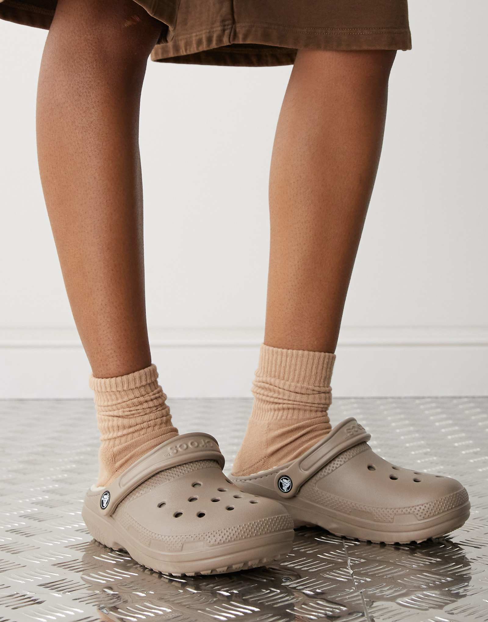 Классические сабо Crocs унисекс на подкладке из грибовкости 9190₽