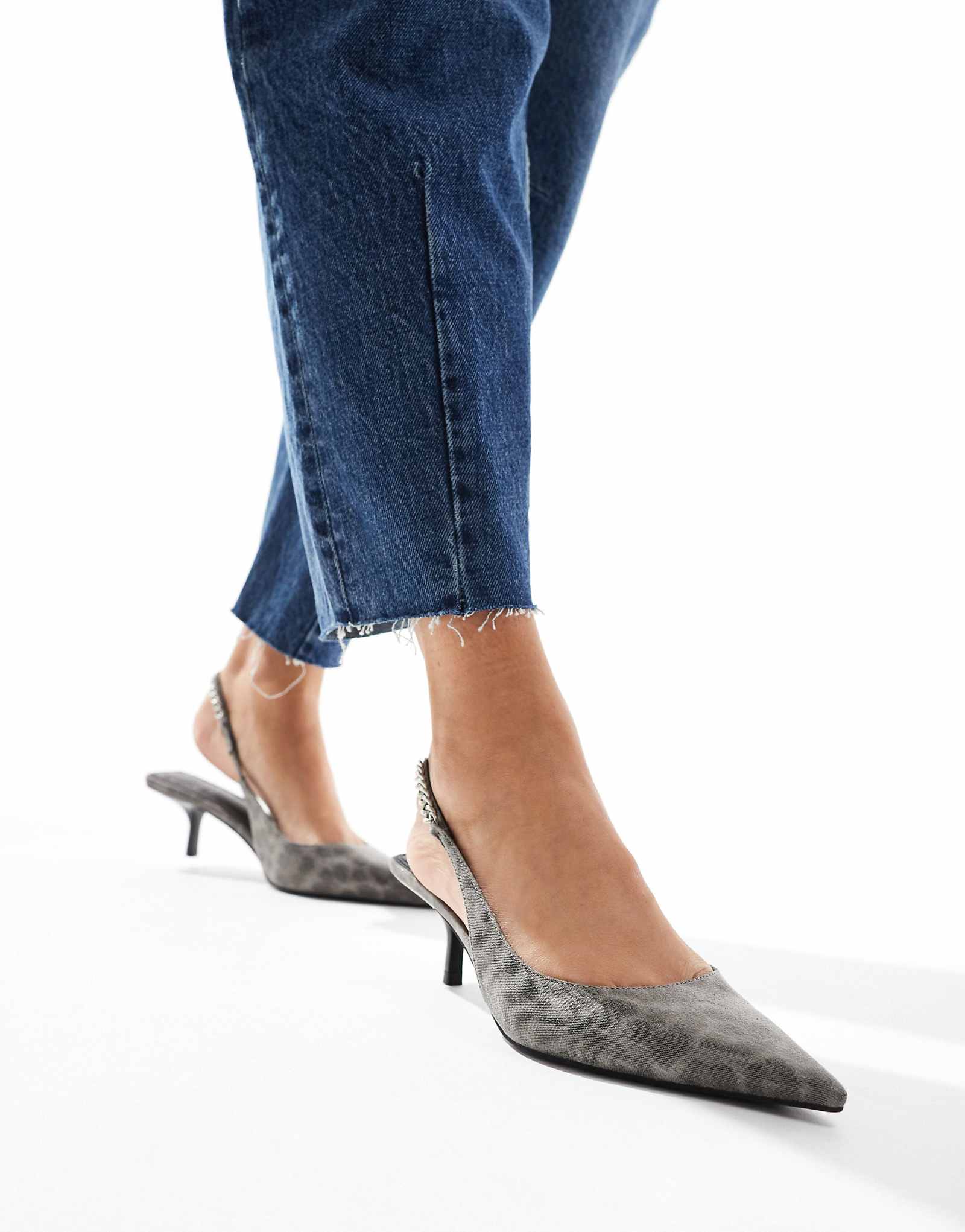 ДИЗАЙНЕРСКИЕ туфли ASOS на остром среднем каблуке серого леопардового цвета 5990₽