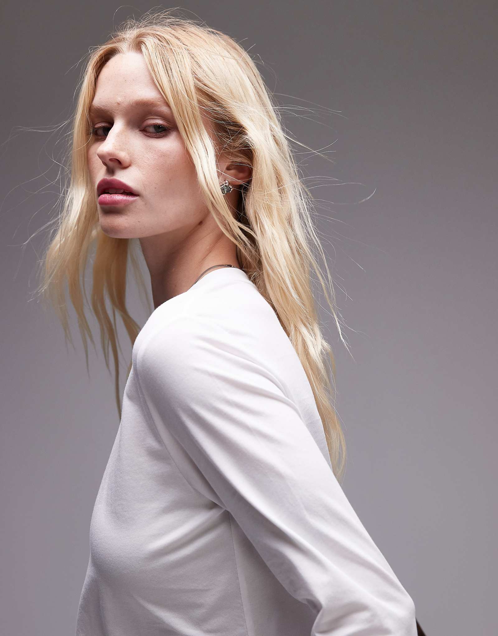 Белая футболка ARKET с длинным рукавом 7590₽