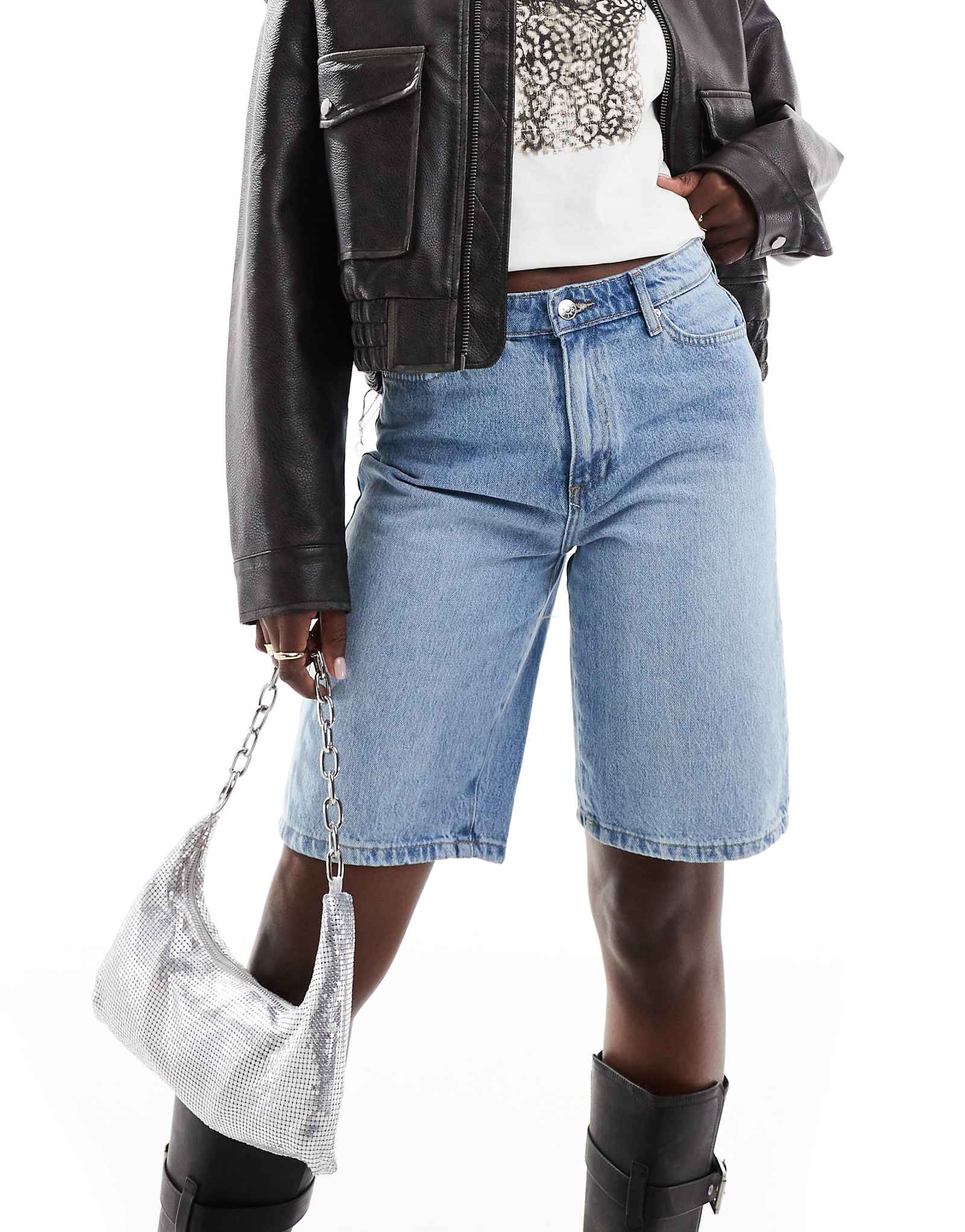 ТОЛЬКО джинсовые шорты-бермуды с высокой талией светло-голубого цвета 9590₽