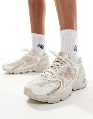 Белые кроссовки New Balance 530 с золотыми вставками