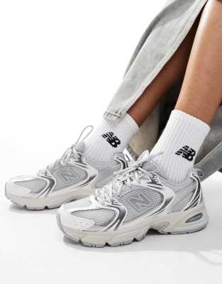 Белые кроссовки New Balance 530 с серебристыми вставками