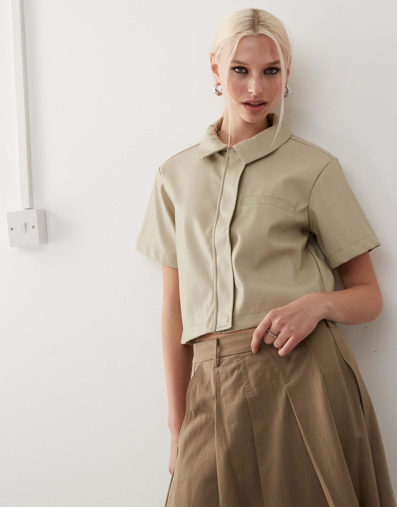 Укороченная рубашка из искусственной кожи Noisy May бежевого цвета 10190₽
