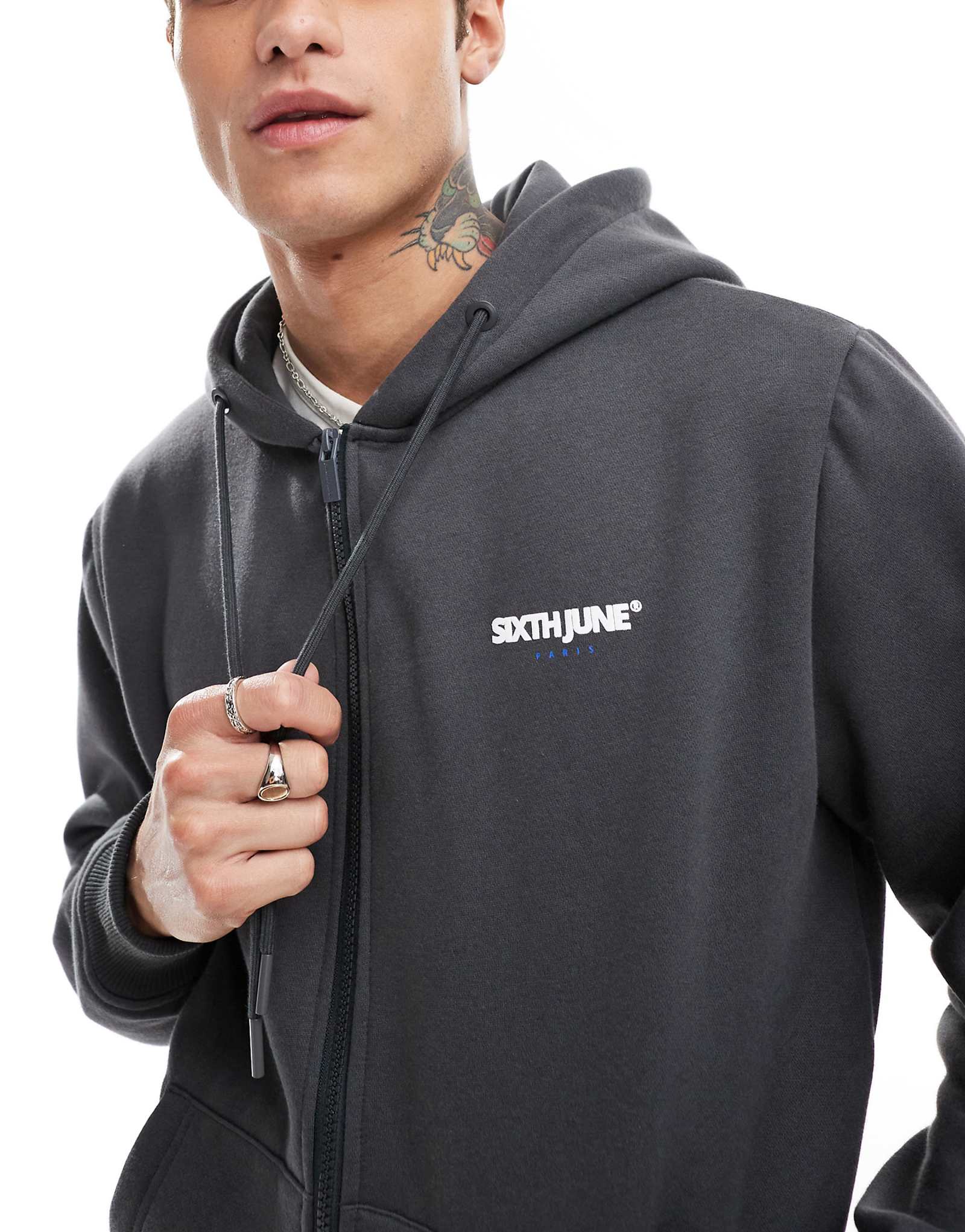 Толстовка на молнии с принтом Шестое июнь серого цвета - часть комплекта 10590₽