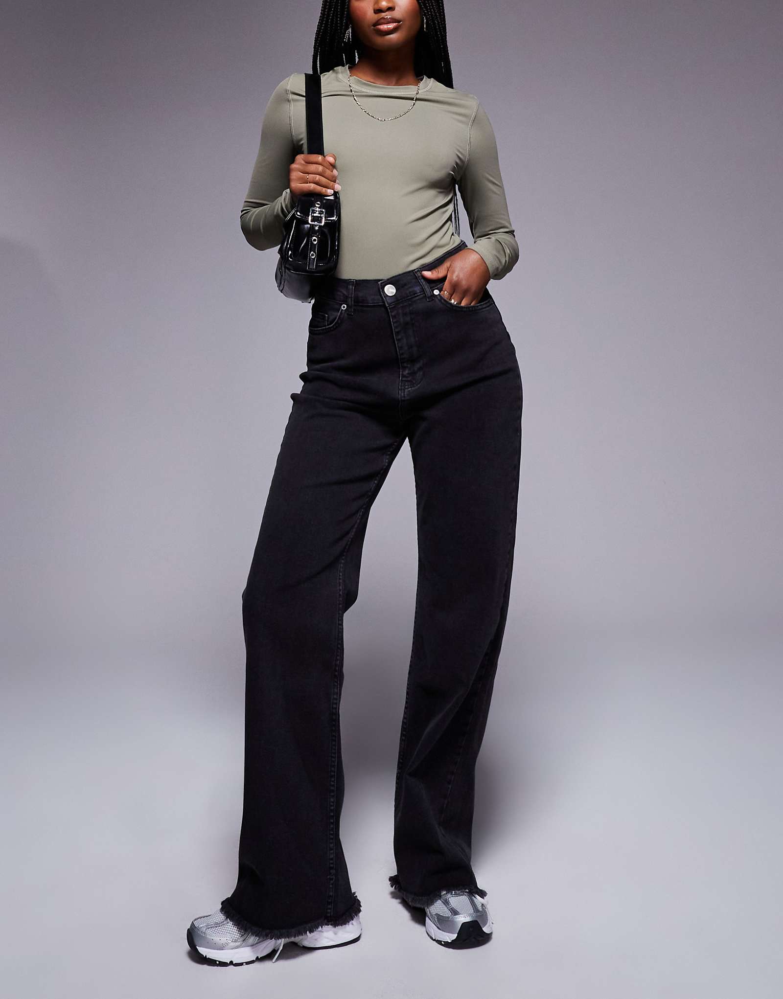 Джинсы свободного кроя с заниженной талией и обтрепанным низом черного цвета Шестое июнь 11290₽