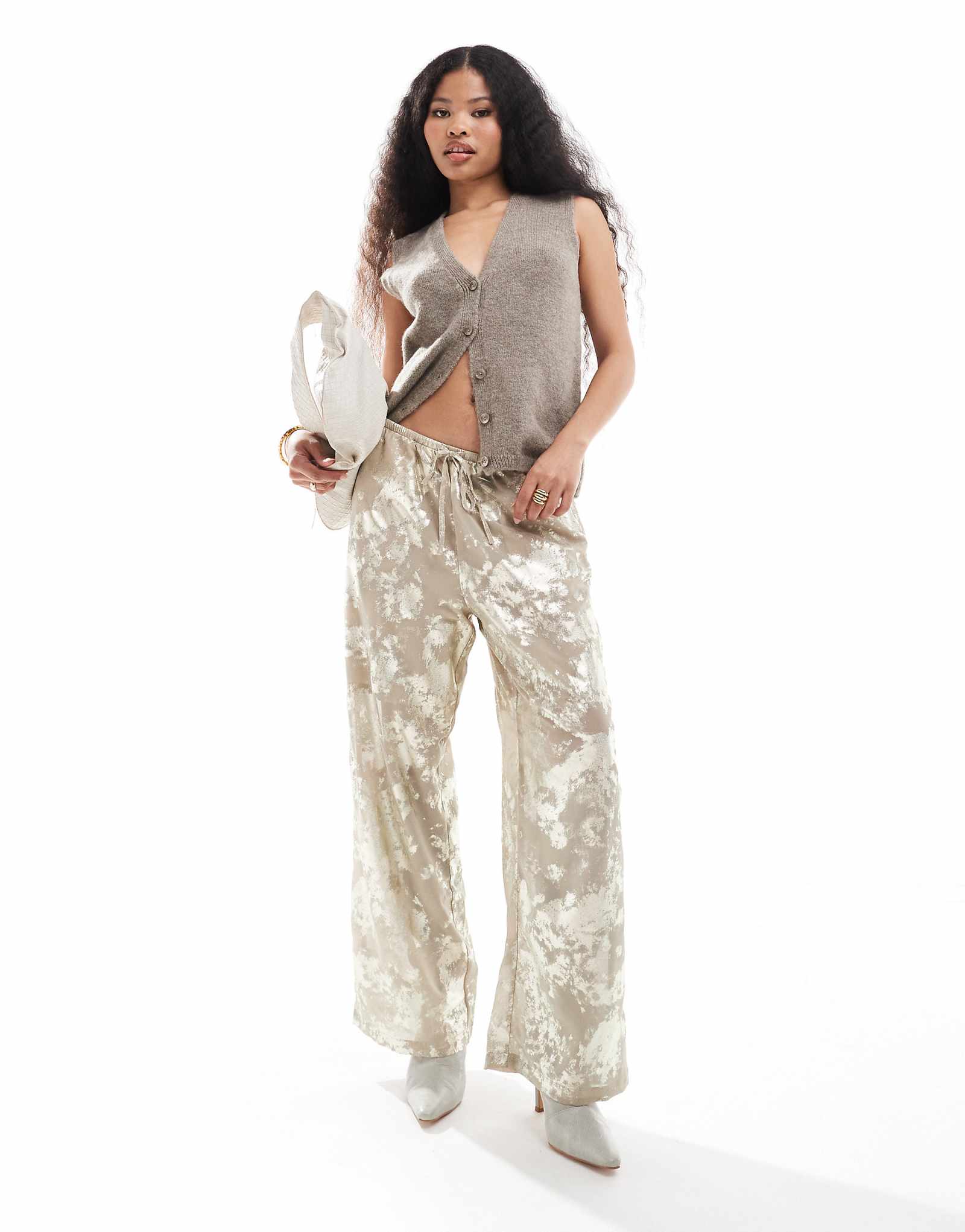 Широкие брюки ONLY Petite с принтом из фольги бежевого цвета 6490₽