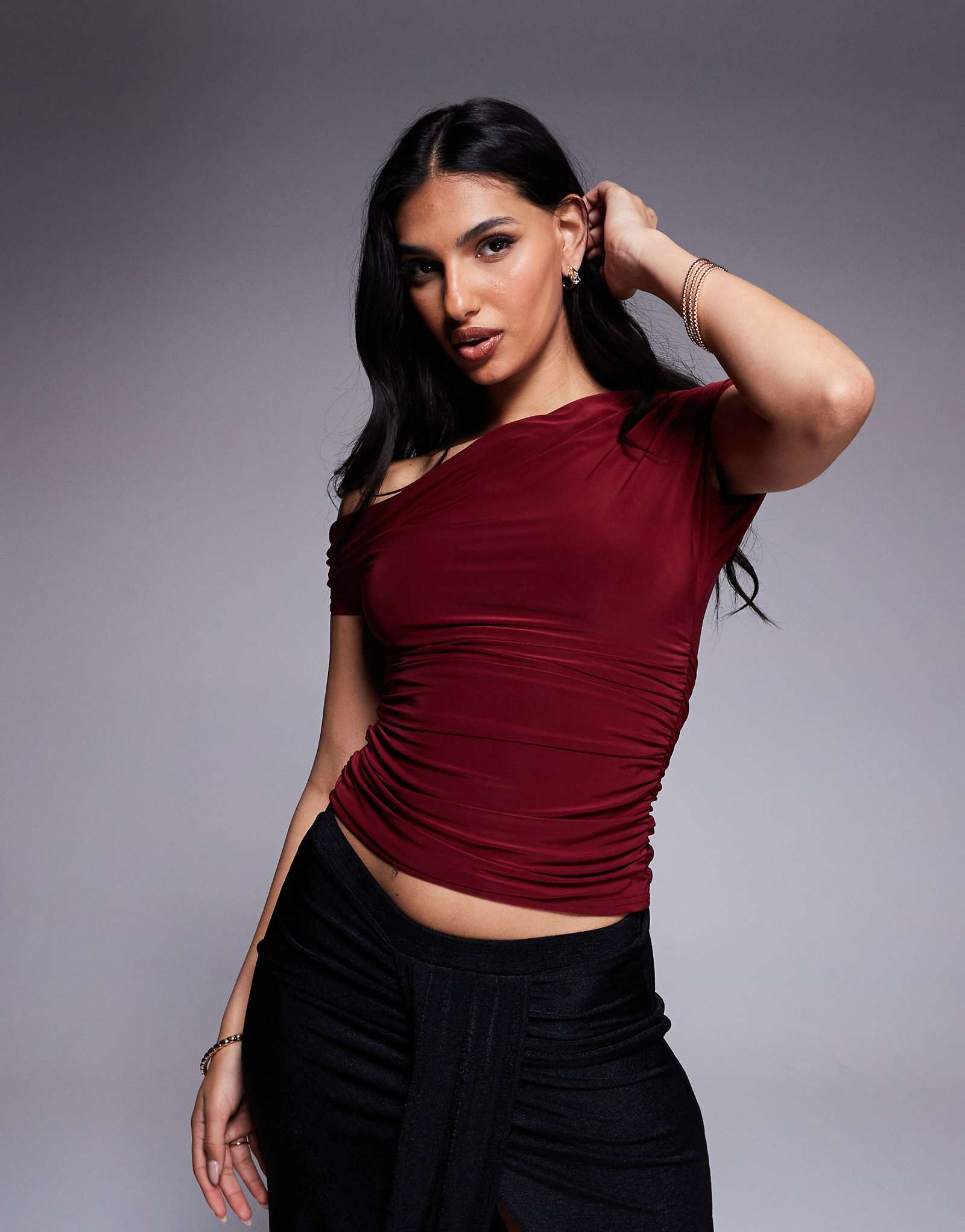 Облегающий топ Kaiia с открытыми плечами бордового цвета 7490₽