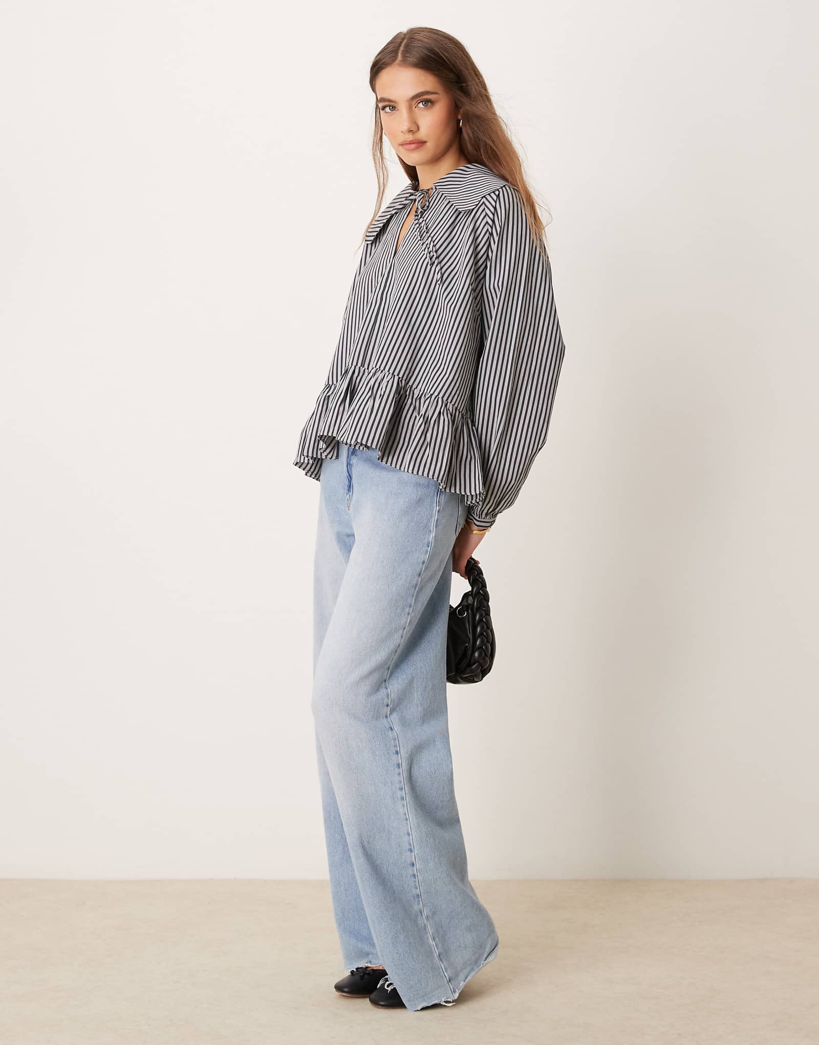 Гламурная рубашка из поплина оверсайз с воротником-стойкой баской по низу и замочной скважиной для галстука темно-синего цвета 11590₽