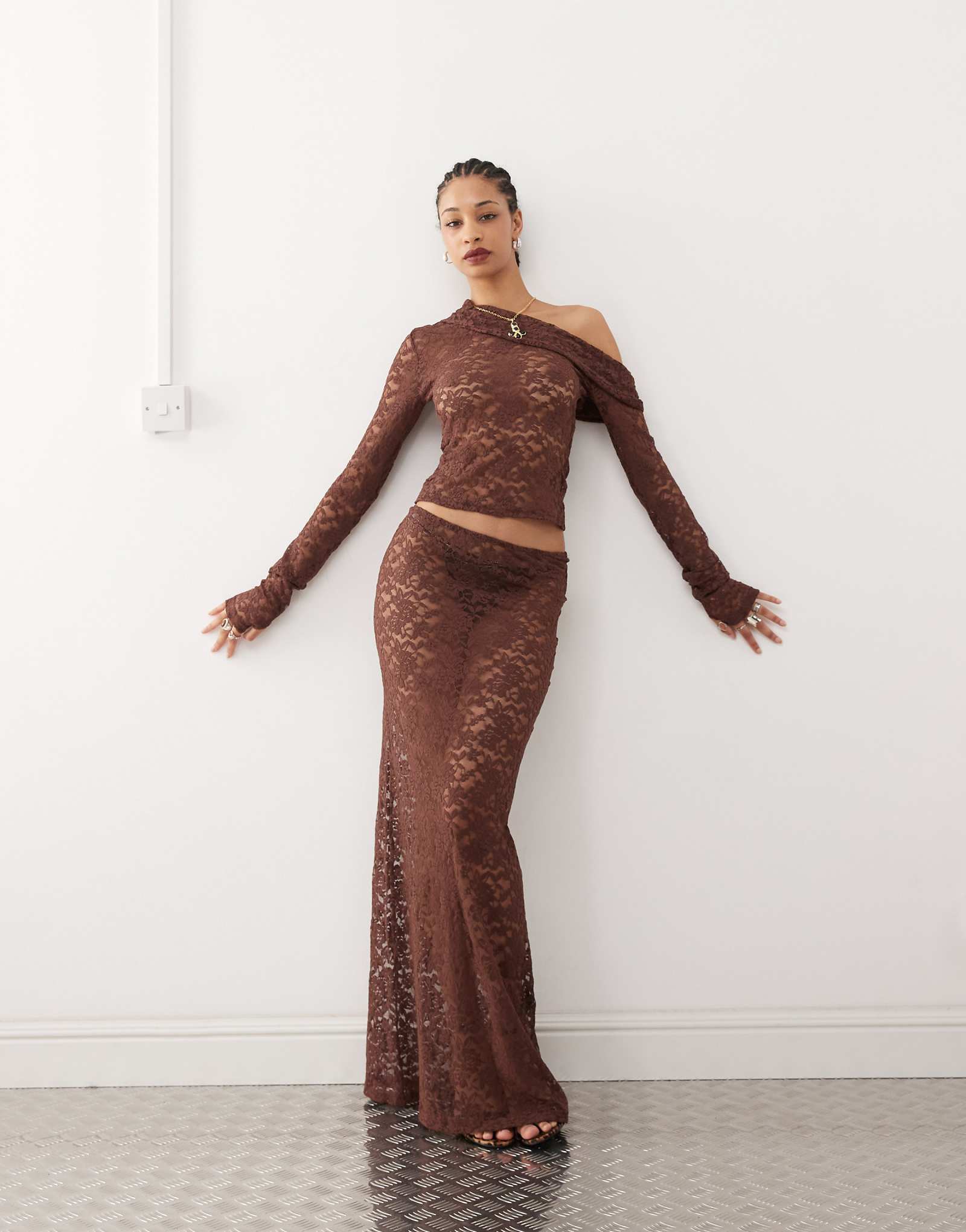 Кружевная макси-юбка Lioness с заниженной талией шоколадно-коричневого цвета - часть комплекта 13090₽
