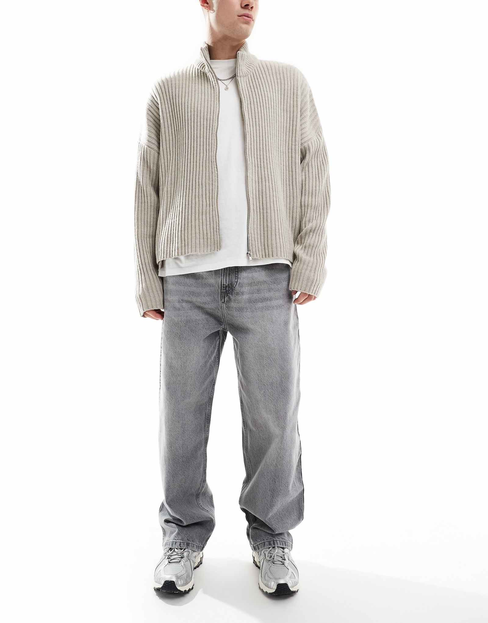 Джинсы Pull-Bear skater fit серого цвета