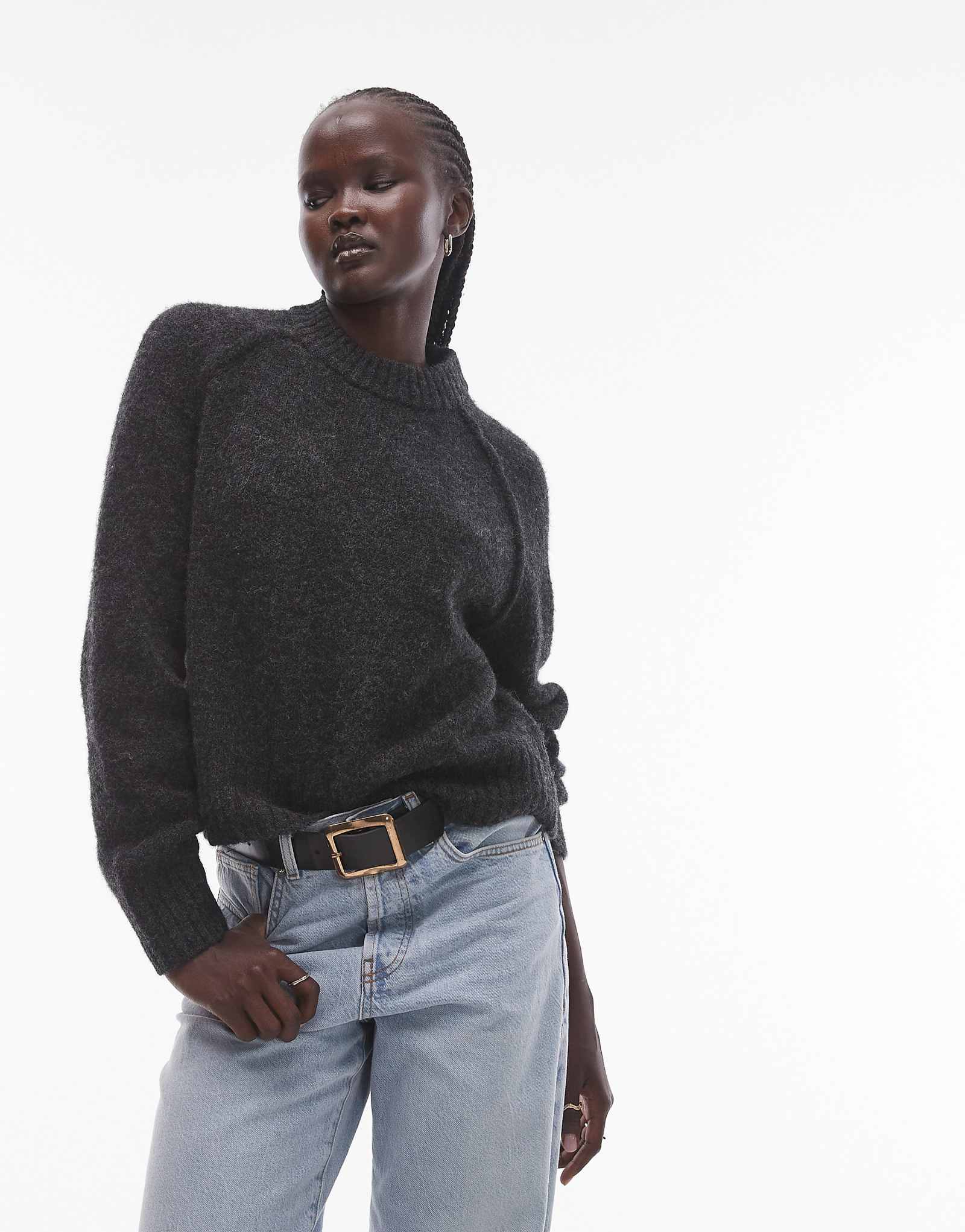 Вязаный свитер-каре Topshop с регланом и открытыми швами цвета древесного угля 4890₽