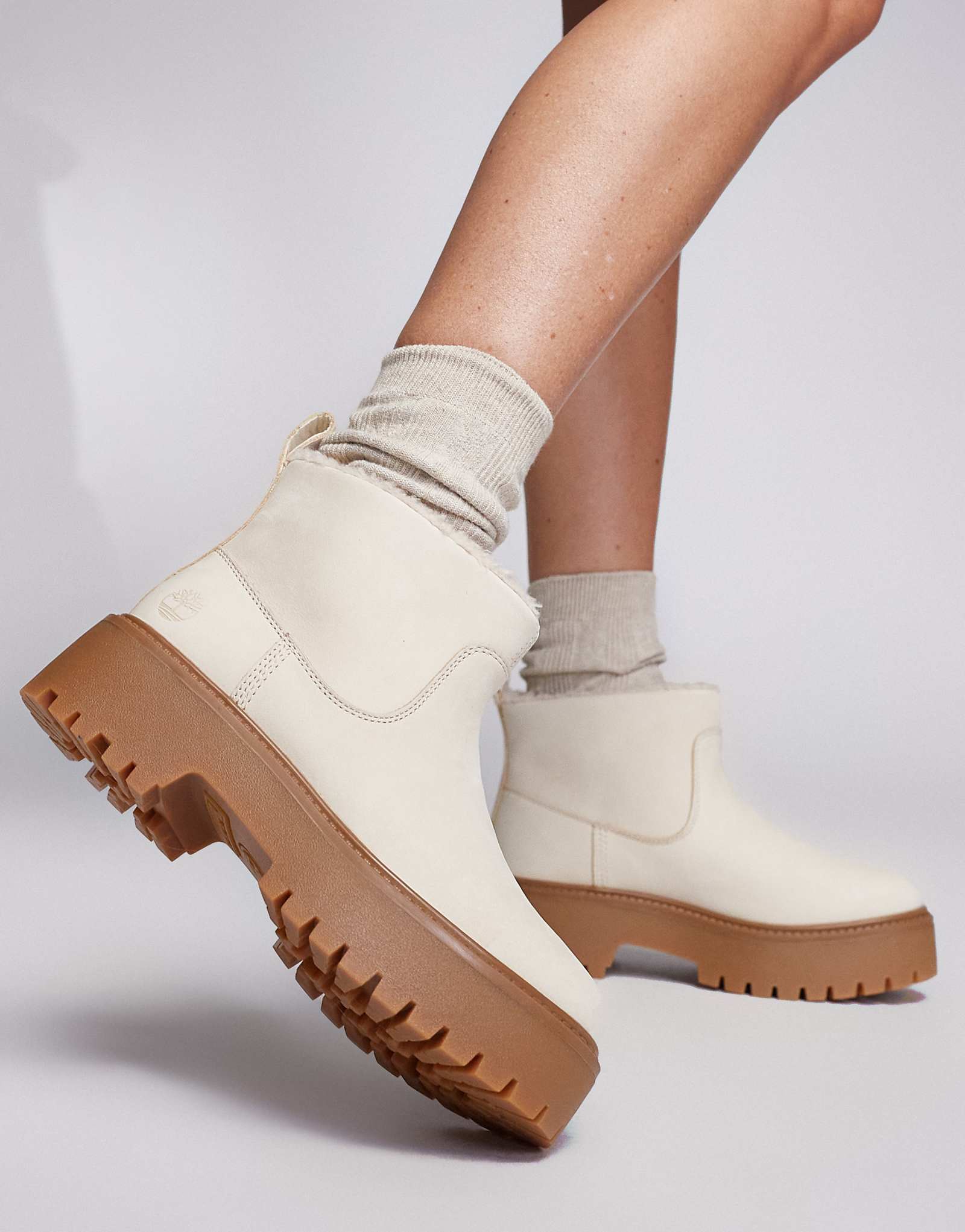 Теплые ботинки Timberland stone street mid на подкладке из натурального нубука 22590₽