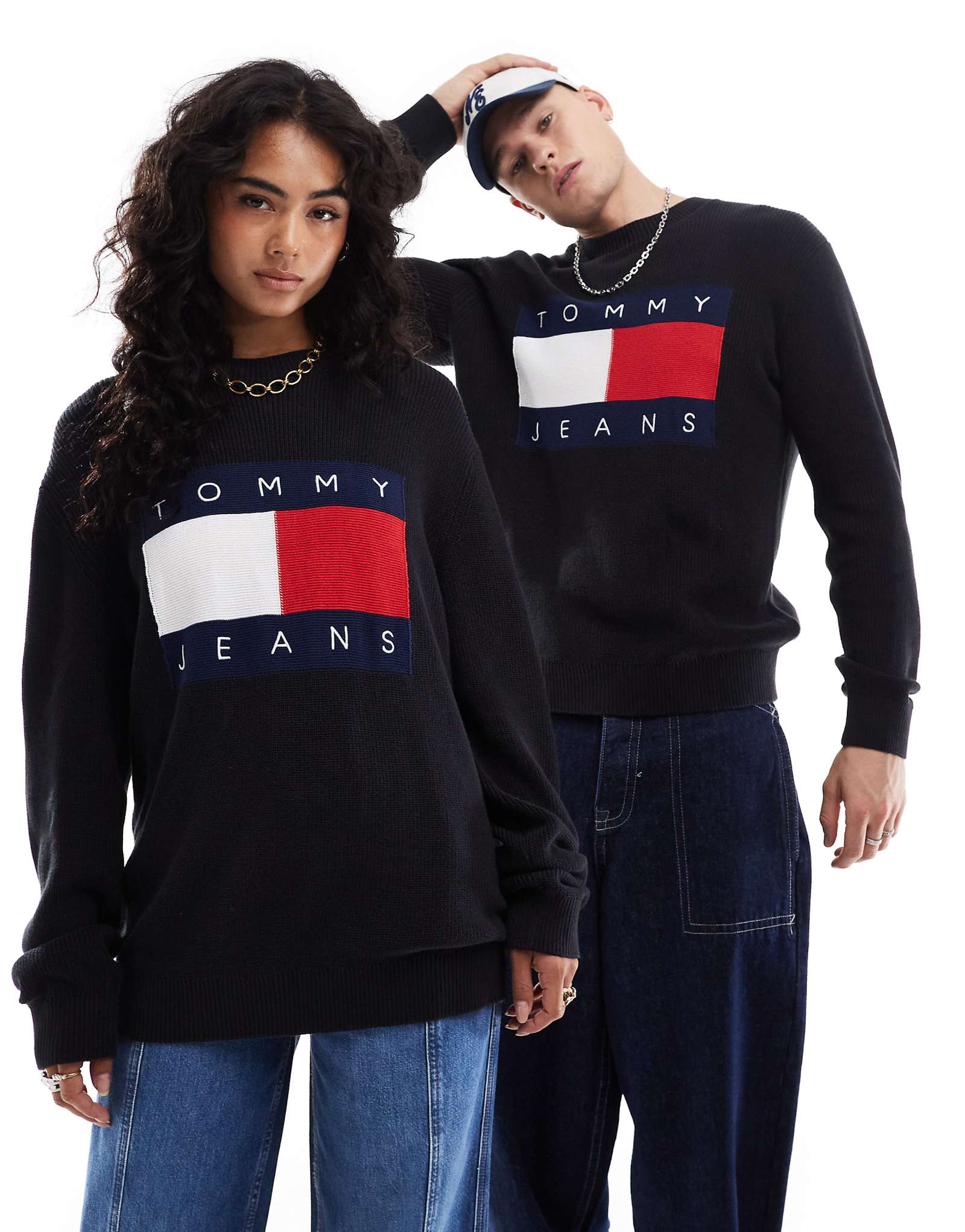 Свитер из трикотажа Tommy Jeans унисекс с крупным флагом черного цвета 20490₽