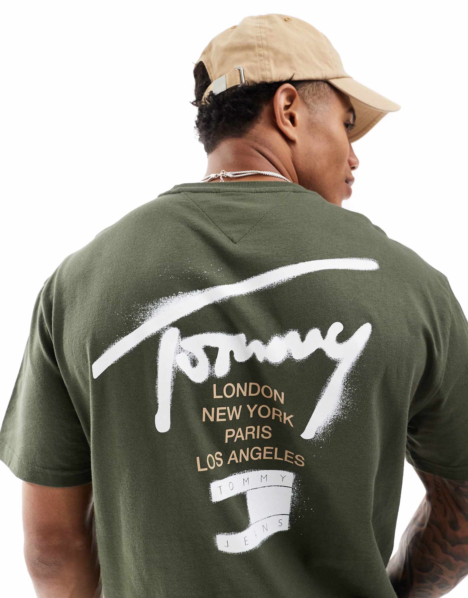 Футболка с фирменным принтом Tommy Jeans graffiti зеленого цвета хаки 6690₽