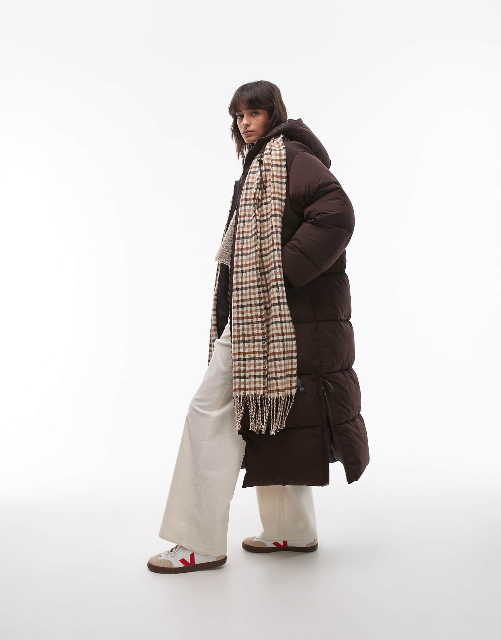 Удлиненный пуховик Topshop коричневого цвета 20290₽