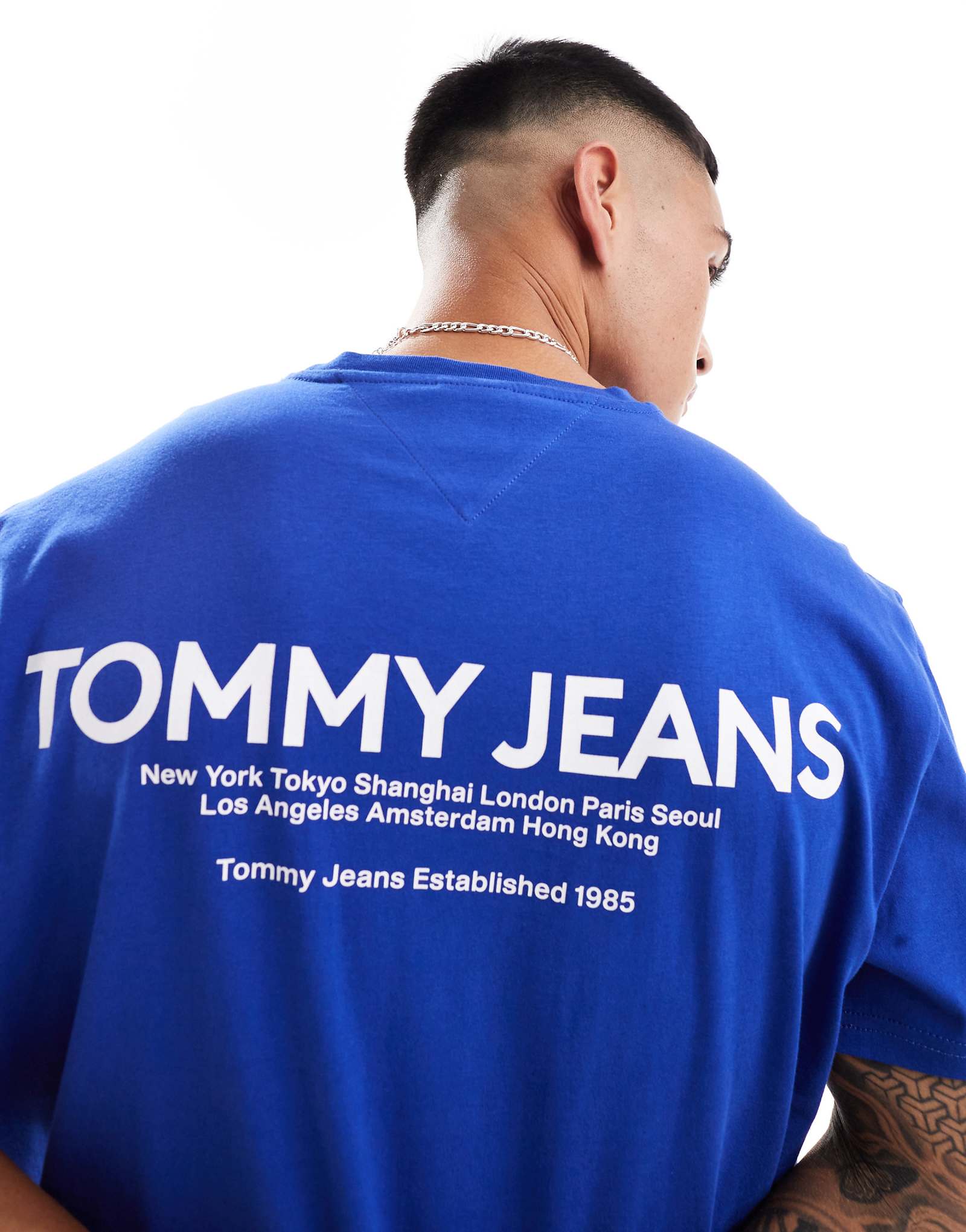 Классическая футболка Tommy Jeans с линейным принтом сзади синего цвета 6690₽