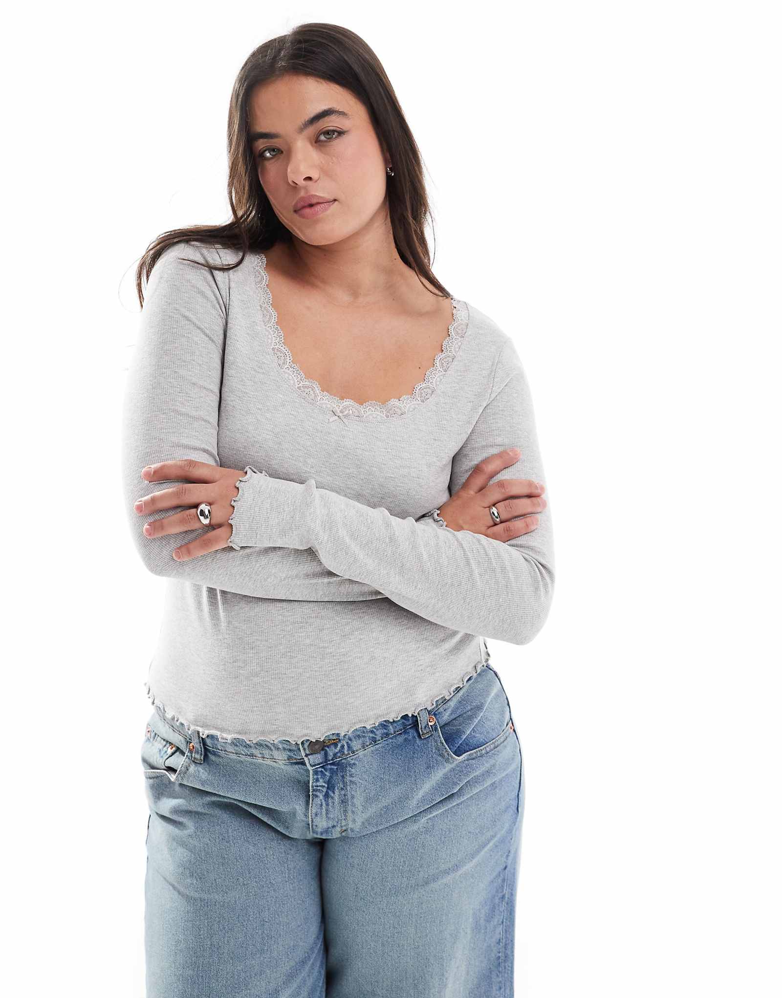 Футболка с длинным рукавом ASOS DESIGN c круглым вырезом и кружевной отделкой серого цвета 2190₽